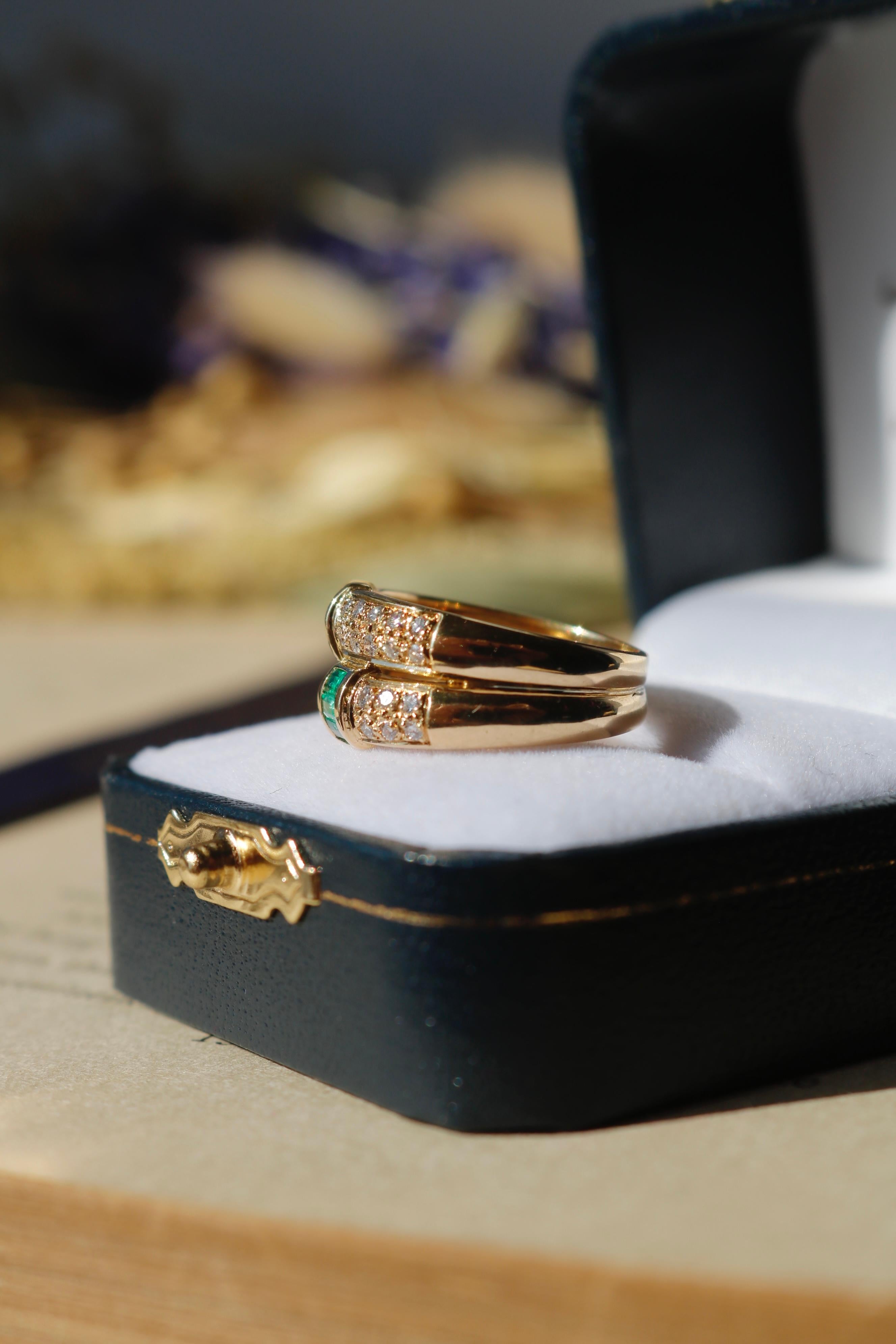 Contemporary Emerald and Diamond Yellow Gold Statement Ring In Good Condition For Sale In Towson, MD