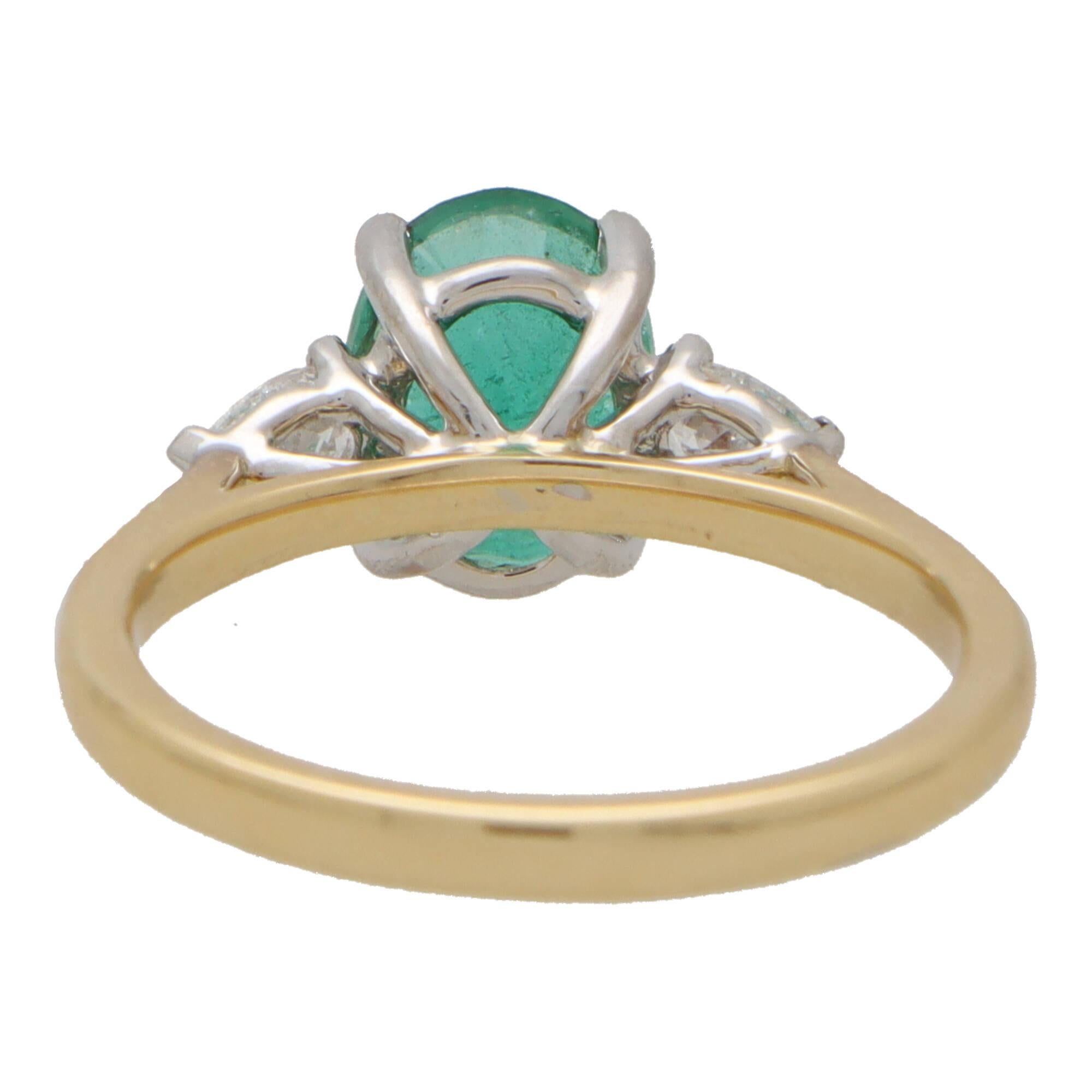 Contemporary Emerald and Pear Cut Diamond Three Stone Ring in 18k Gold In Excellent Condition For Sale In London, GB