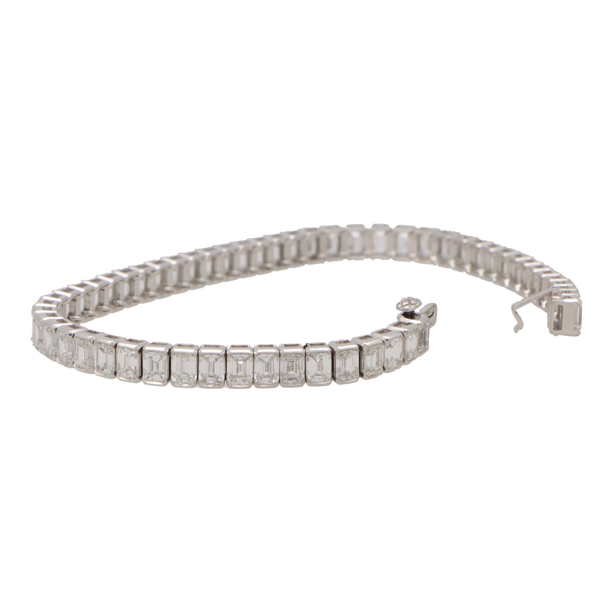  Contemporary Emerald Cut Diamond Line Tennis Bracelet Set in Platinum In New Condition For Sale In London, GB