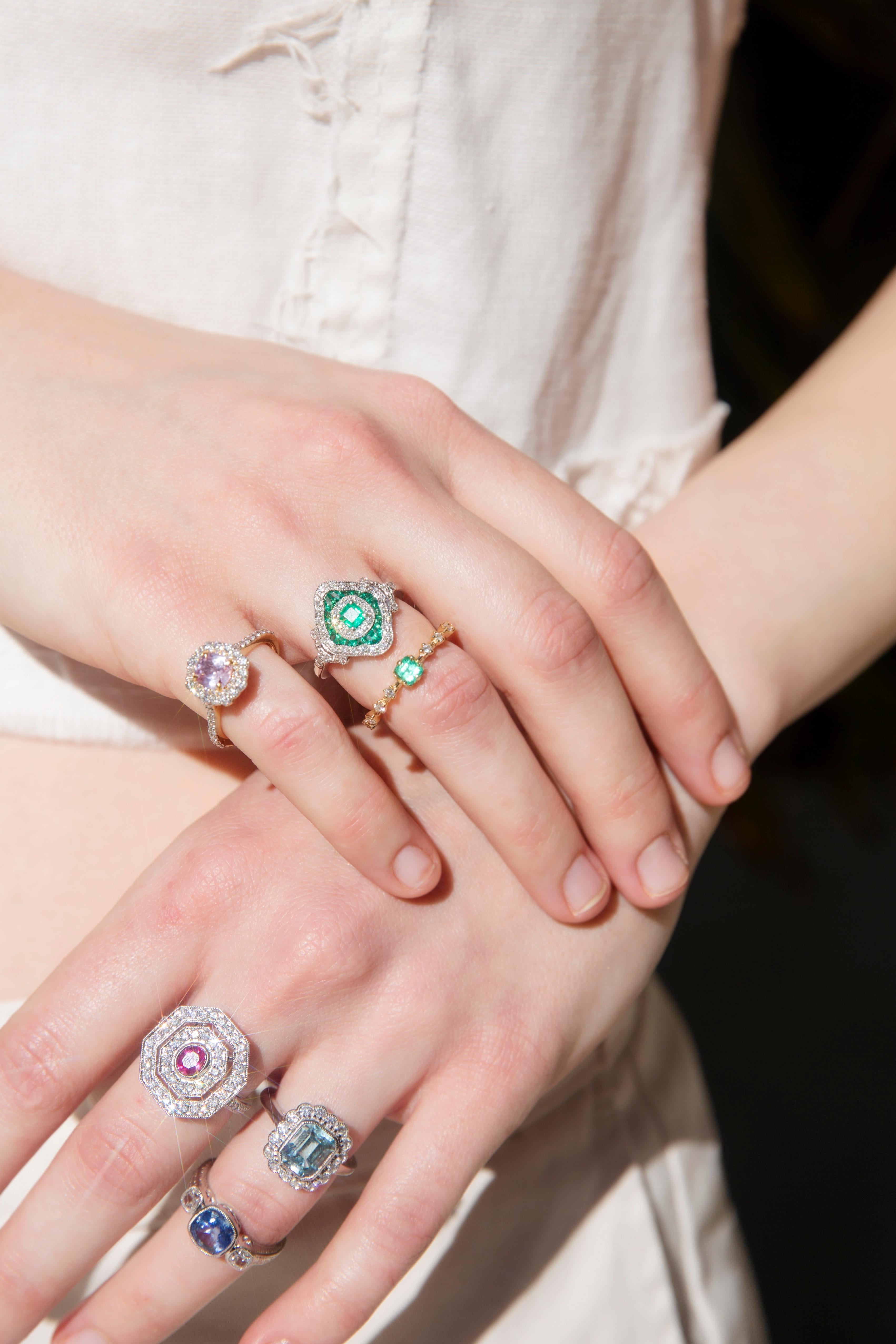 Women's Contemporary Emerald & Diamond Art Deco-Inspired 18 Carat White Gold Ring For Sale