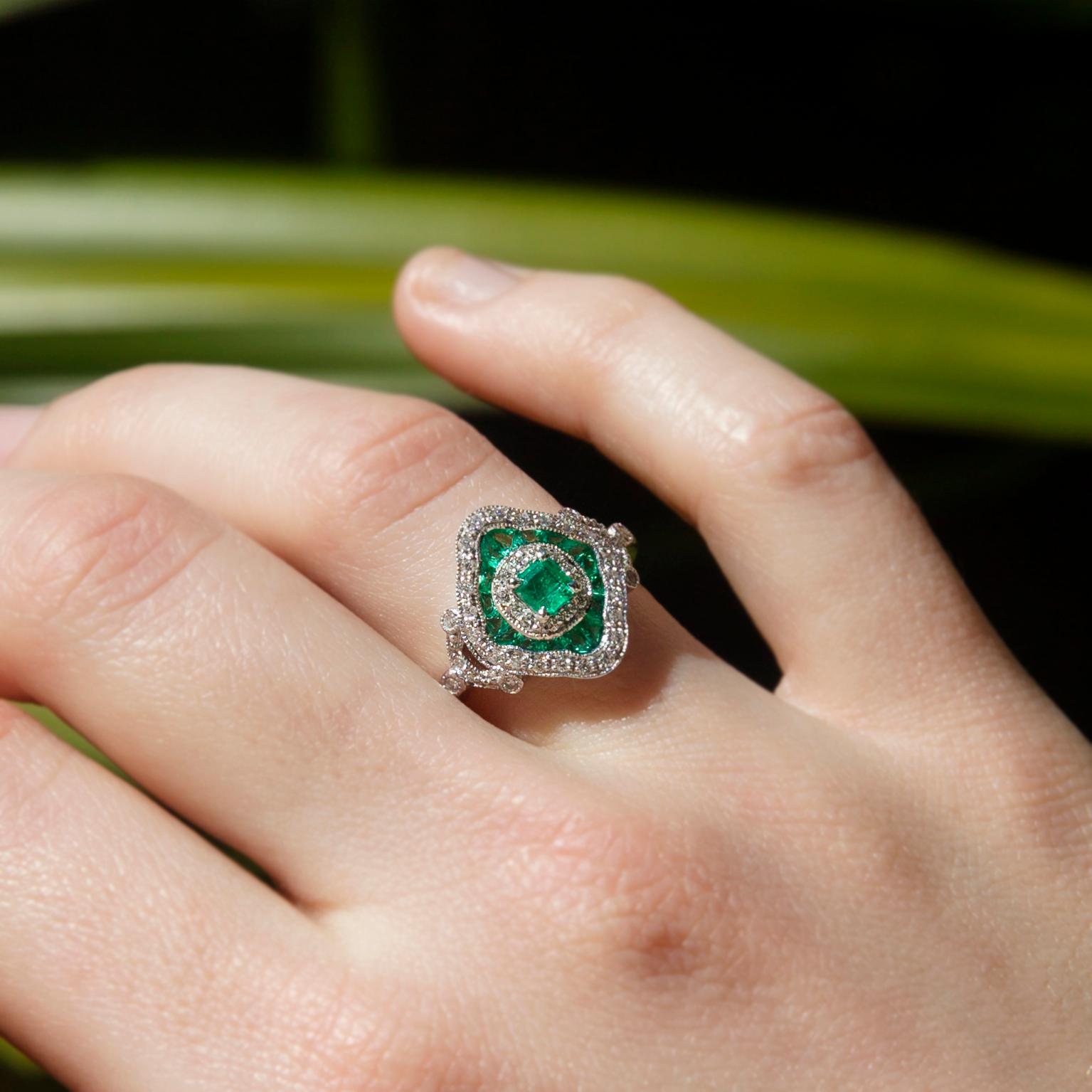 Contemporary Emerald & Diamond Art Deco-Inspired 18 Carat White Gold Ring For Sale 3