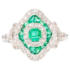 Bague contemporaine en or blanc 18 carats inspirée de l'art déco et ornée d'émeraudes et de diamants