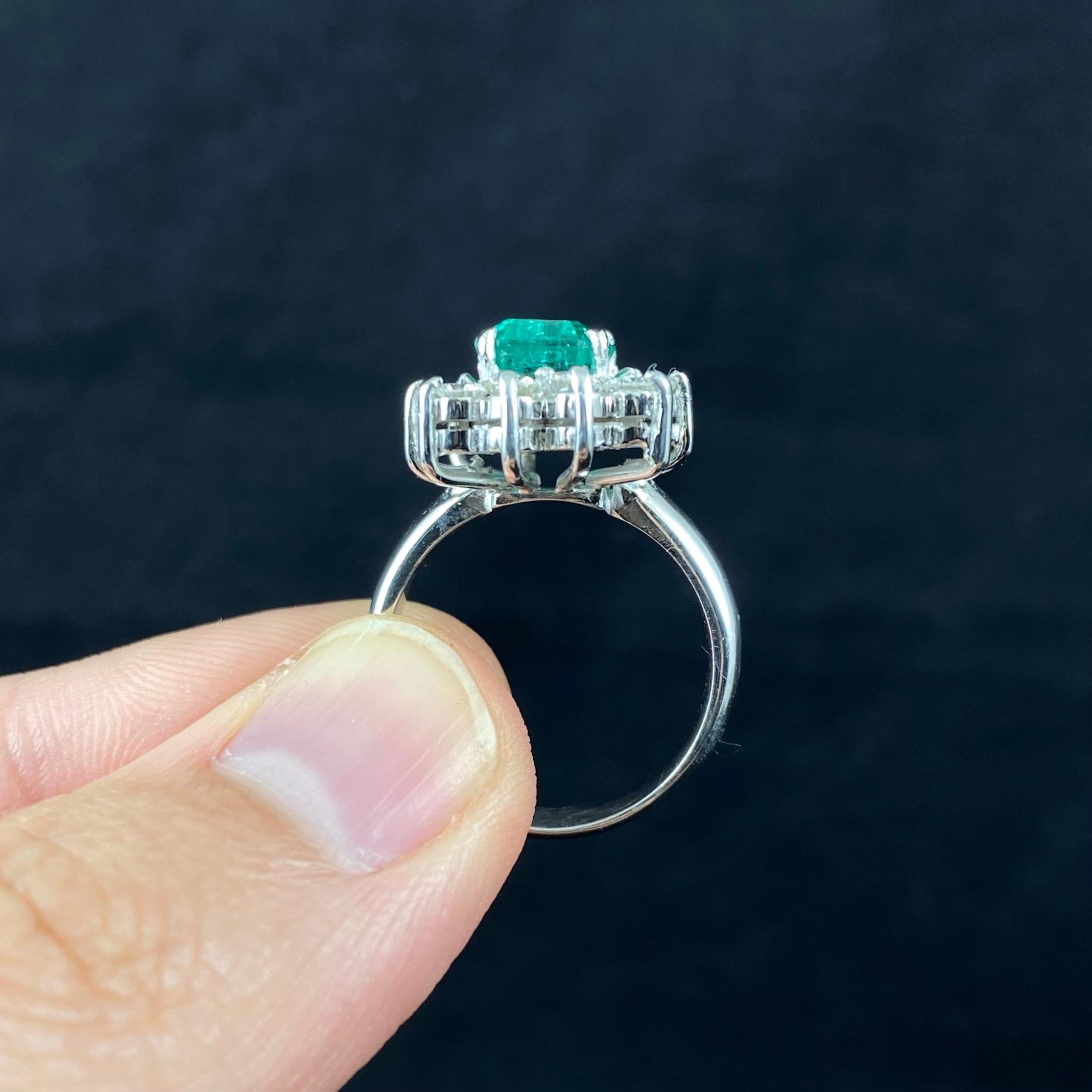 Zeitgenössischer Smaragd-Diamant-Cluster-Verlobungsring aus Weißgold, 2010er Jahre 13
