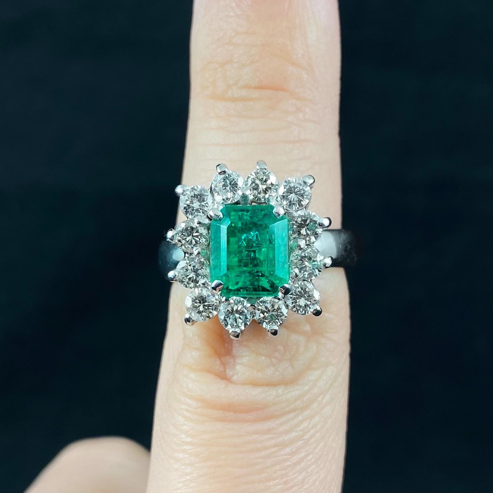 Zeitgenössischer Smaragd-Diamant-Cluster-Verlobungsring aus Weißgold, 2010er Jahre 14