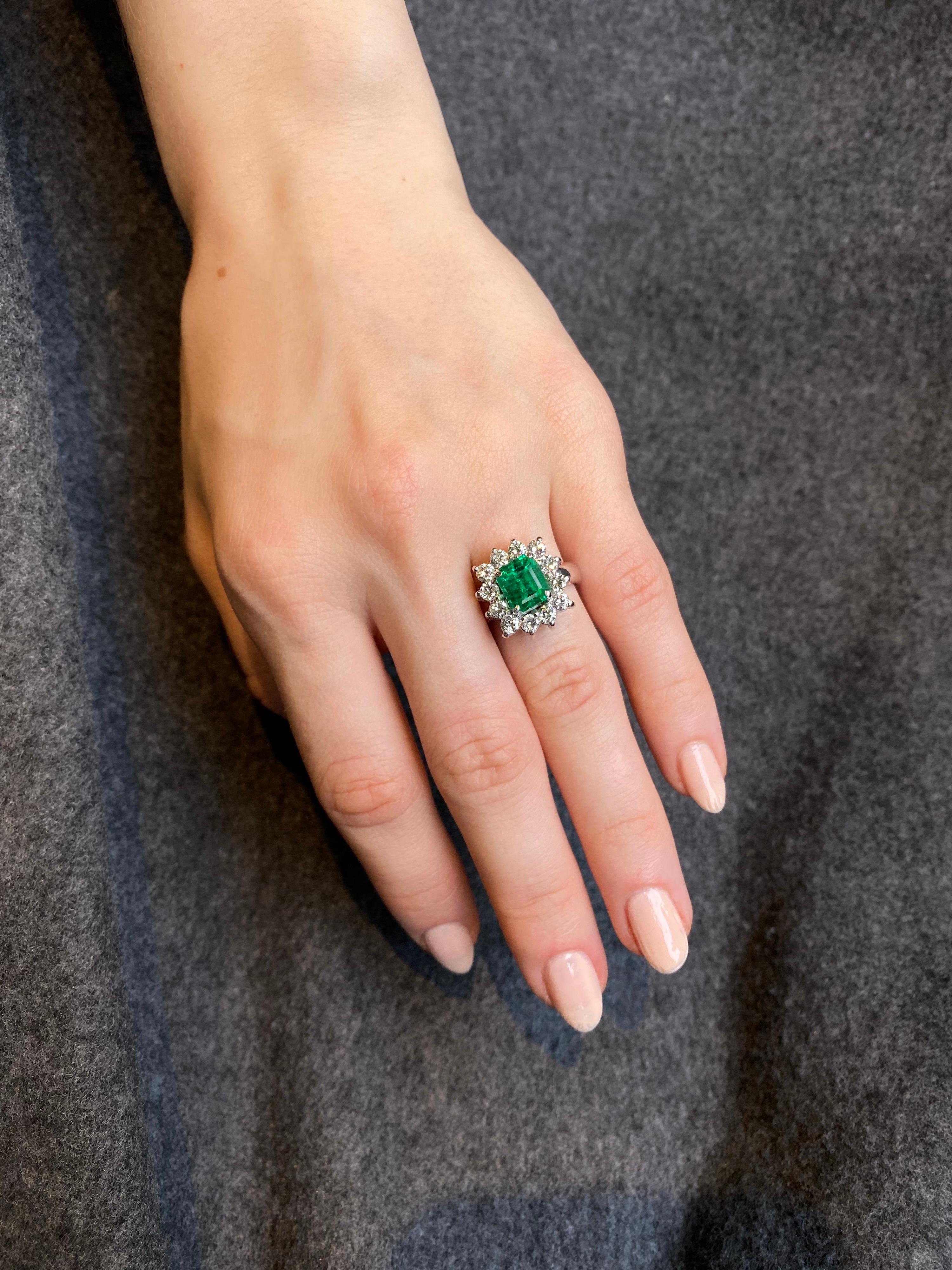 Zeitgenössischer Smaragd-Diamant-Cluster-Verlobungsring aus Weißgold, 2010er Jahre Damen
