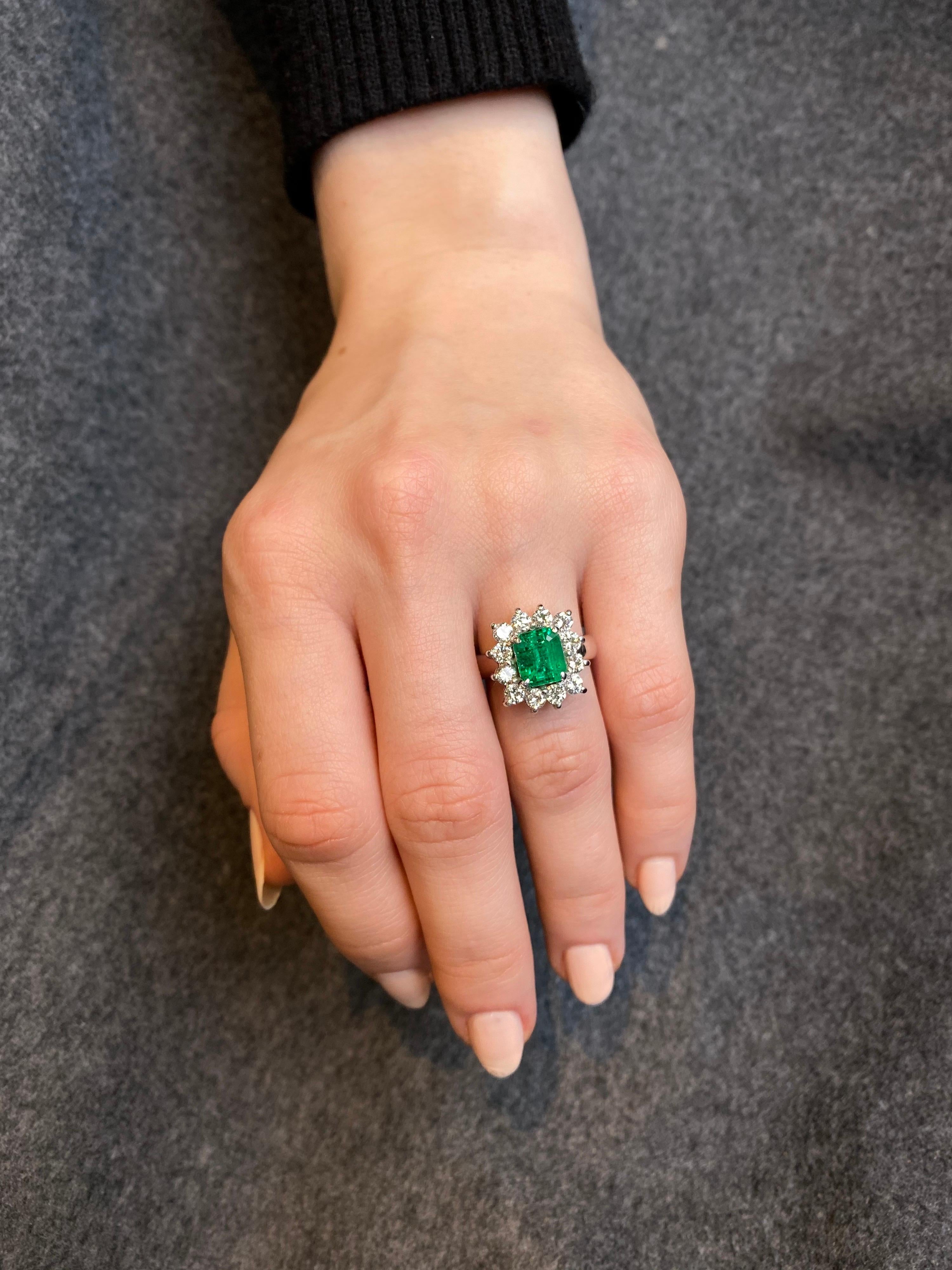 Zeitgenössischer Smaragd-Diamant-Cluster-Verlobungsring aus Weißgold, 2010er Jahre 1