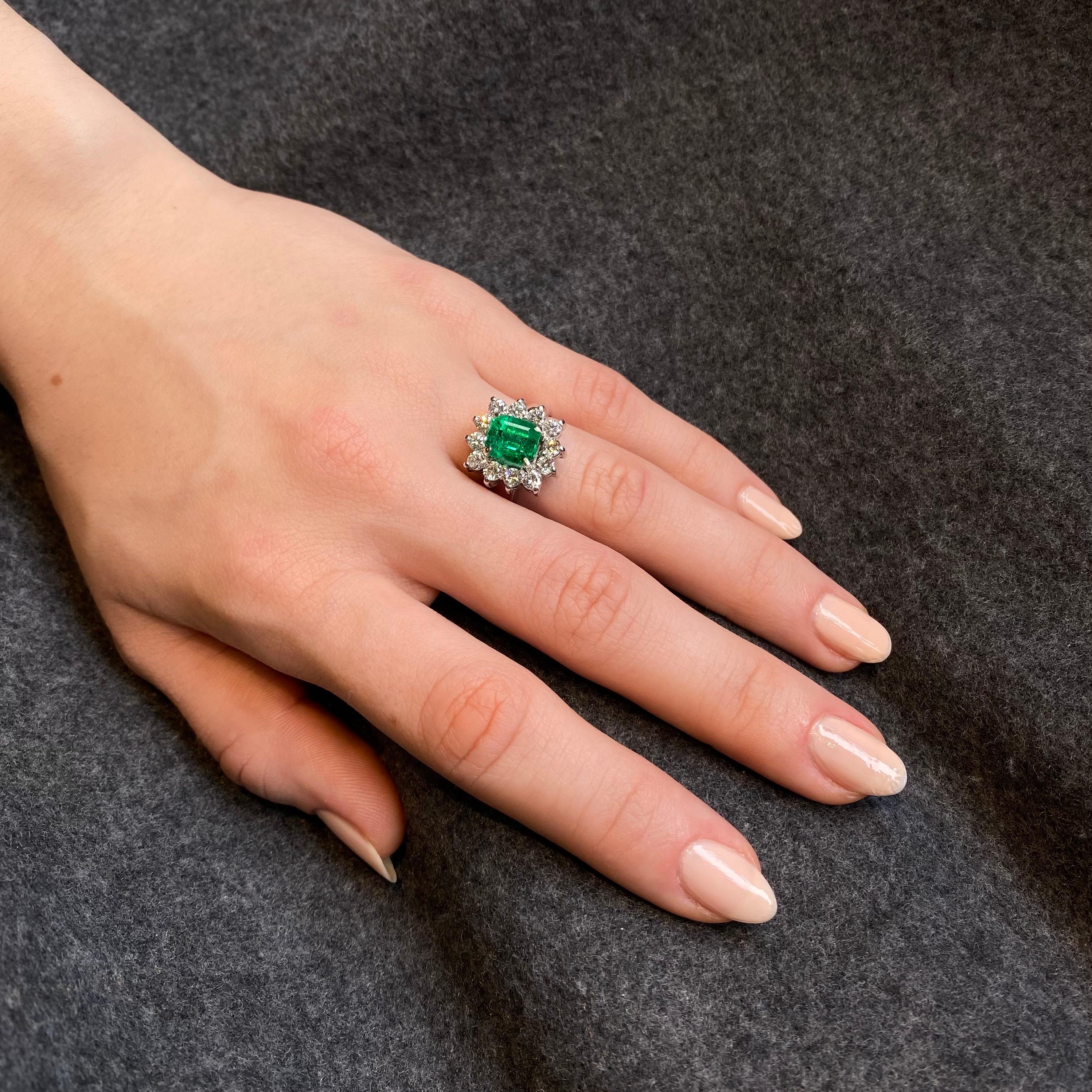 Zeitgenössischer Smaragd-Diamant-Cluster-Verlobungsring aus Weißgold, 2010er Jahre 2