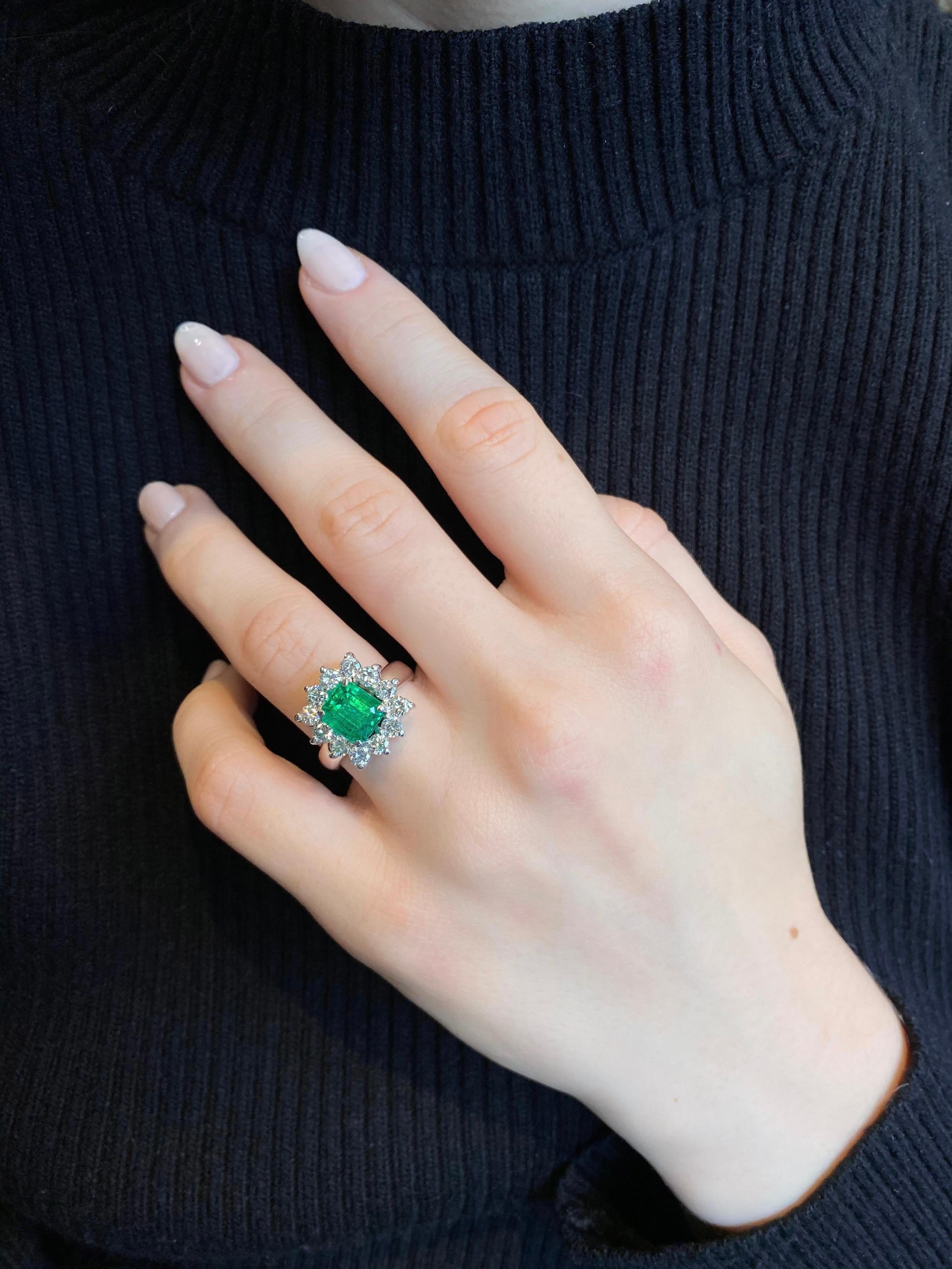 Zeitgenössischer Smaragd-Diamant-Cluster-Verlobungsring aus Weißgold, 2010er Jahre 4