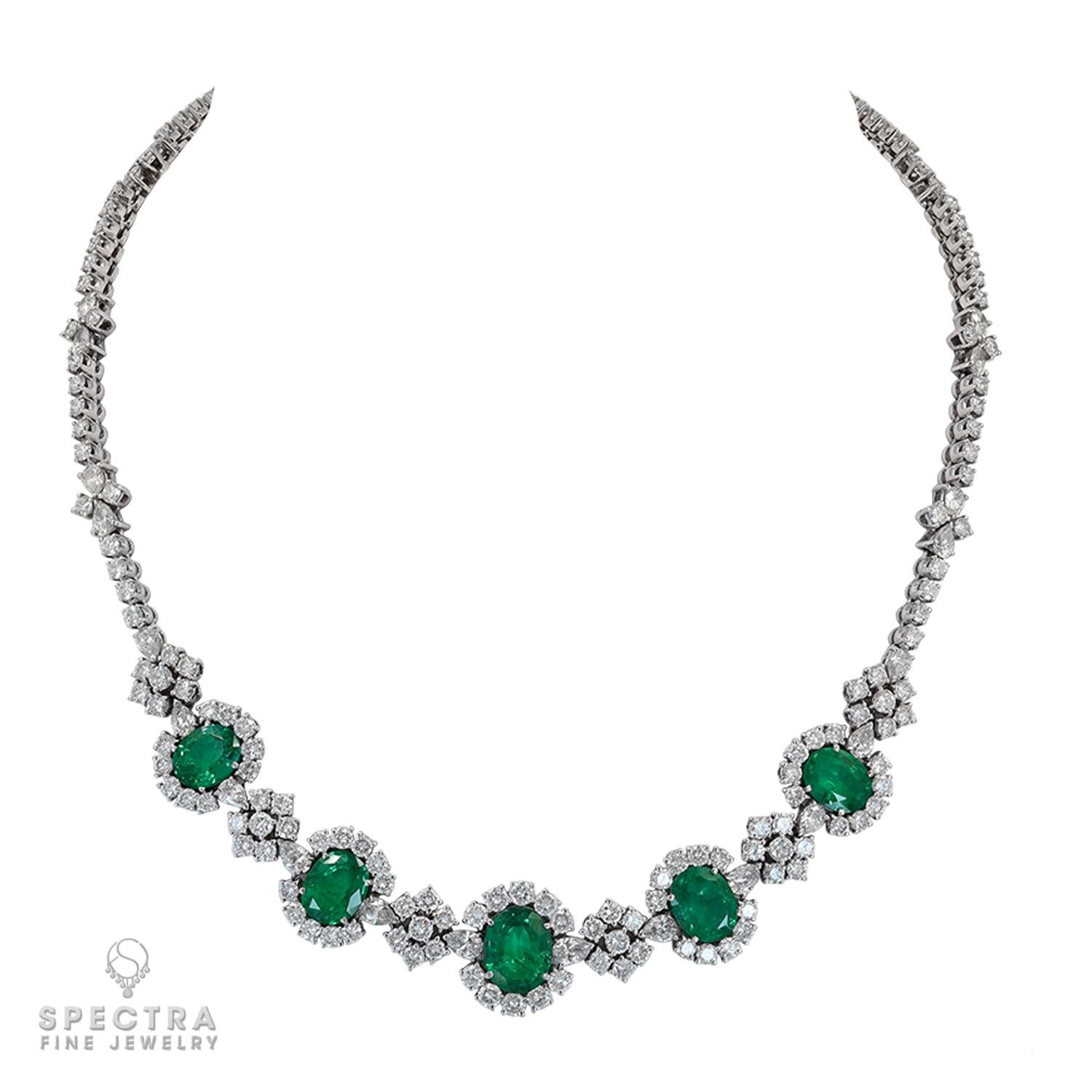Contemporary Emerald Diamond Floret Halsband Collier (Ovalschliff) im Angebot