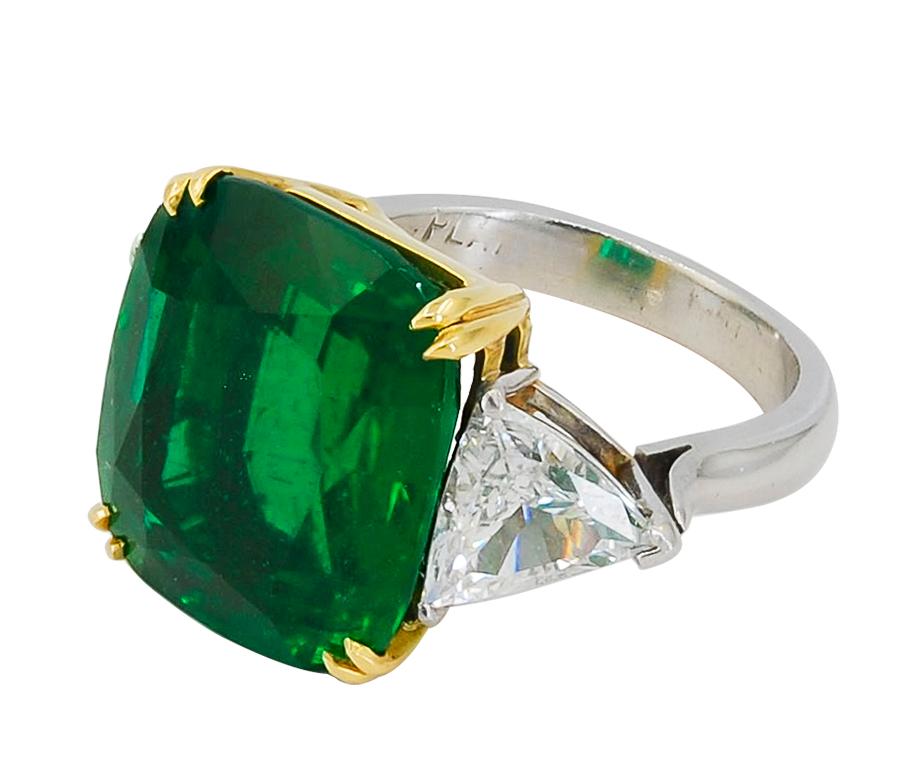 Contemporary Emerald Diamond Ring 11.44 cts in Platinum and 18k Yellow Gold.
A vivid 11.44 carat brilliant-cut emerald set in yellow gold prongs, framed with two white trillion-cut diamonds and an overall mounting fabricated in platinum. Makes a