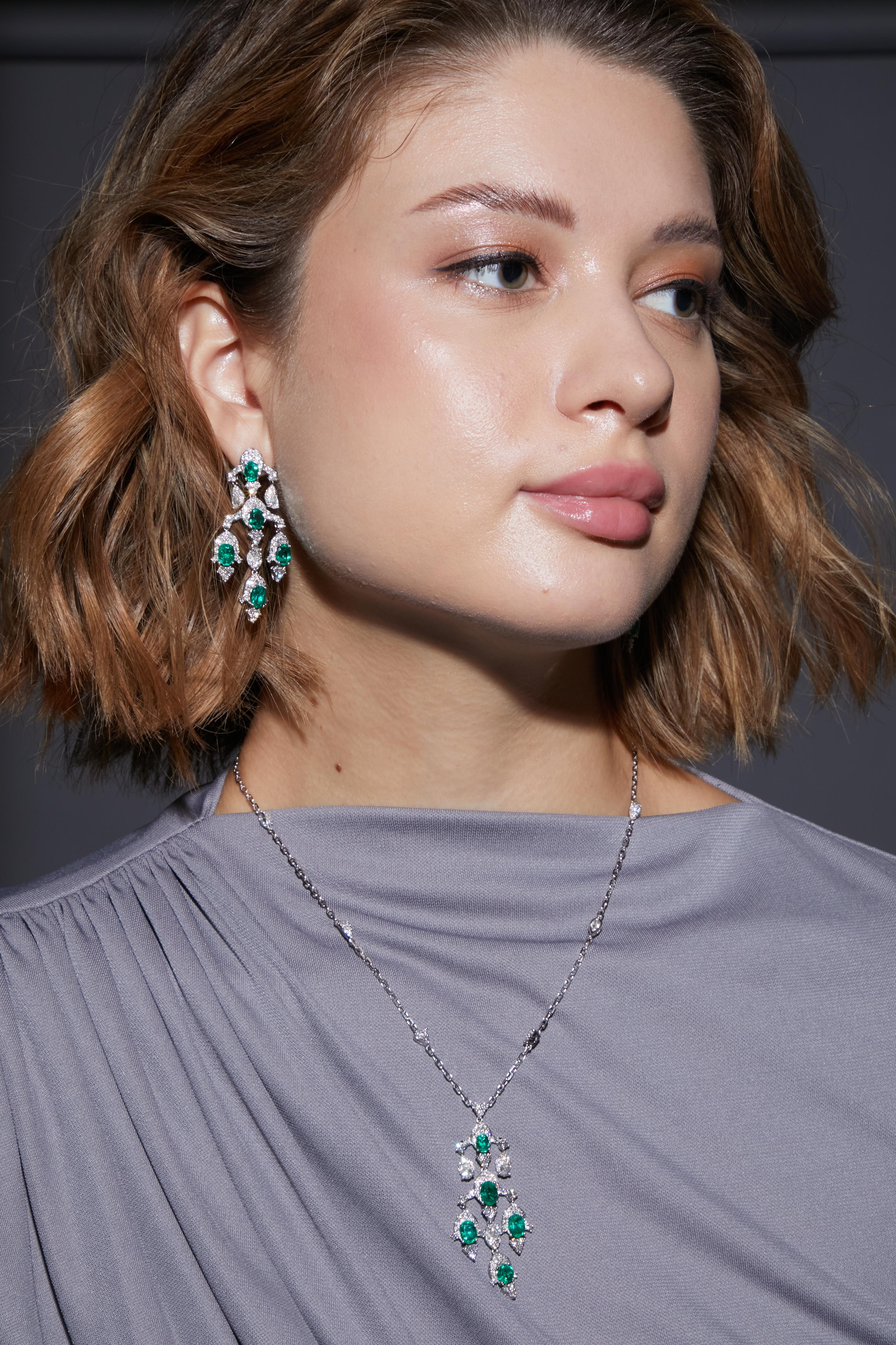 Zeitgenössische Smaragd-Ohrringe aus 18 Karat Weißgold mit Diamanten (Ovalschliff) im Angebot