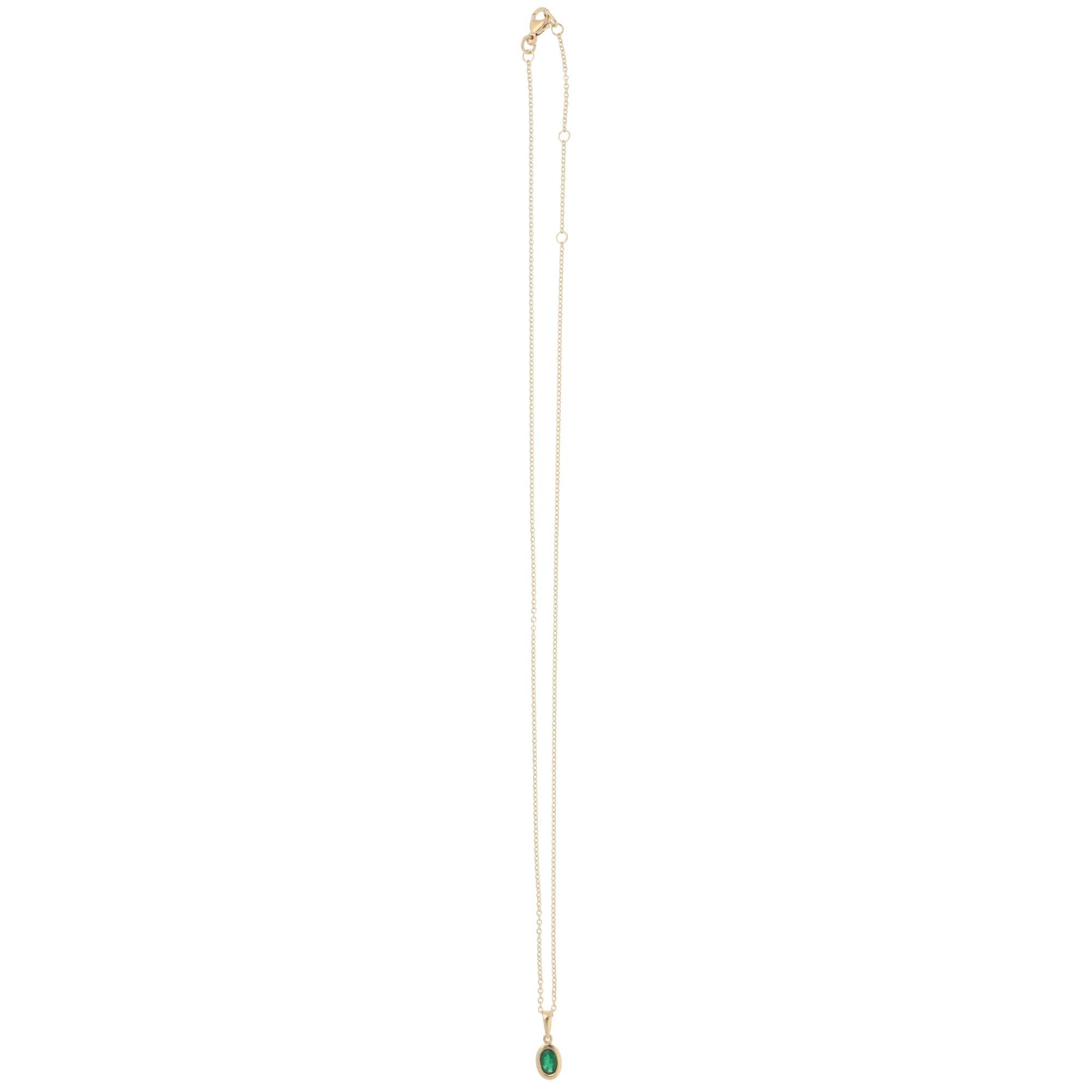 Modern Contemporary Emerald Pendant Necklace in Yellow Gold For Sale