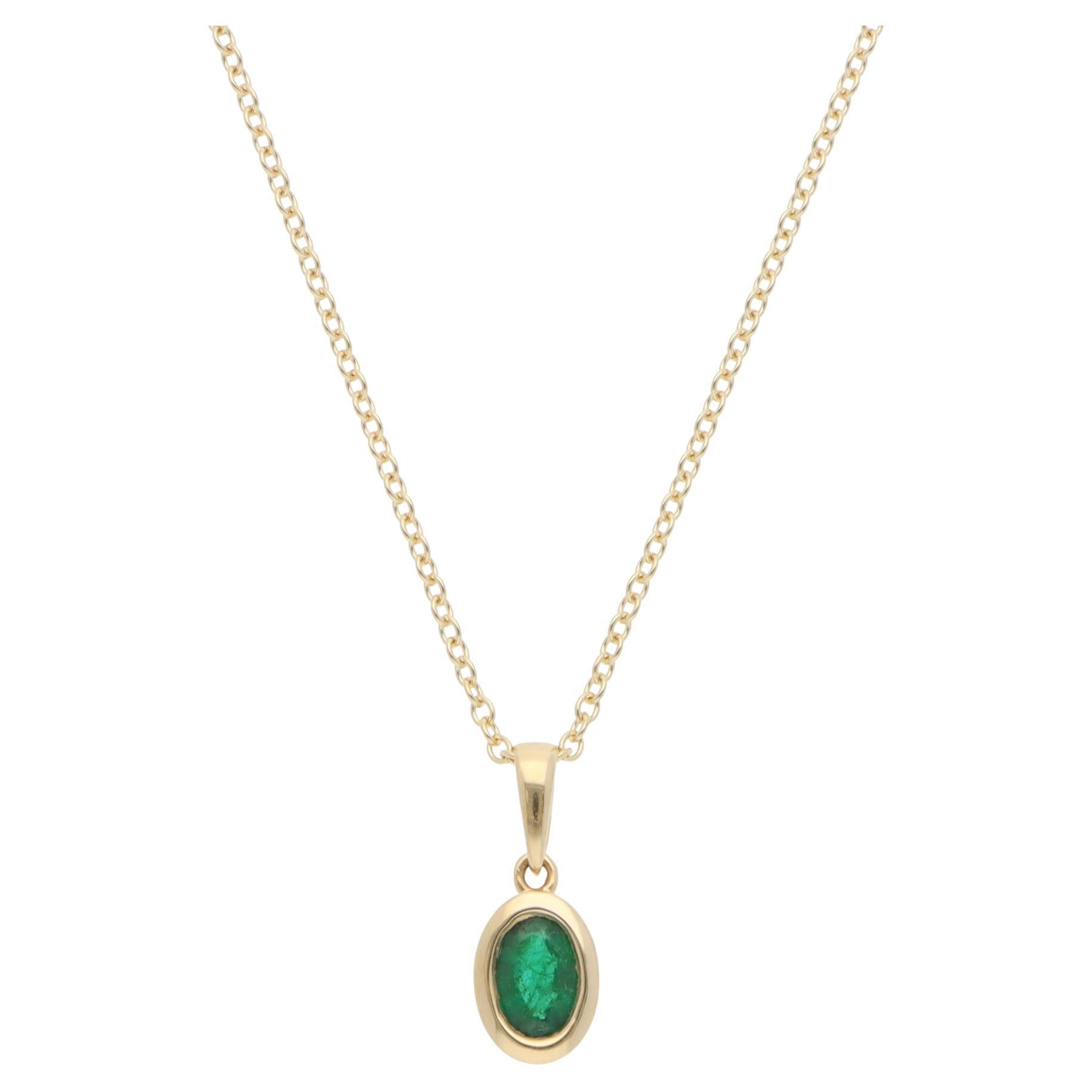 Contemporary Emerald Pendant Necklace in Yellow Gold For Sale