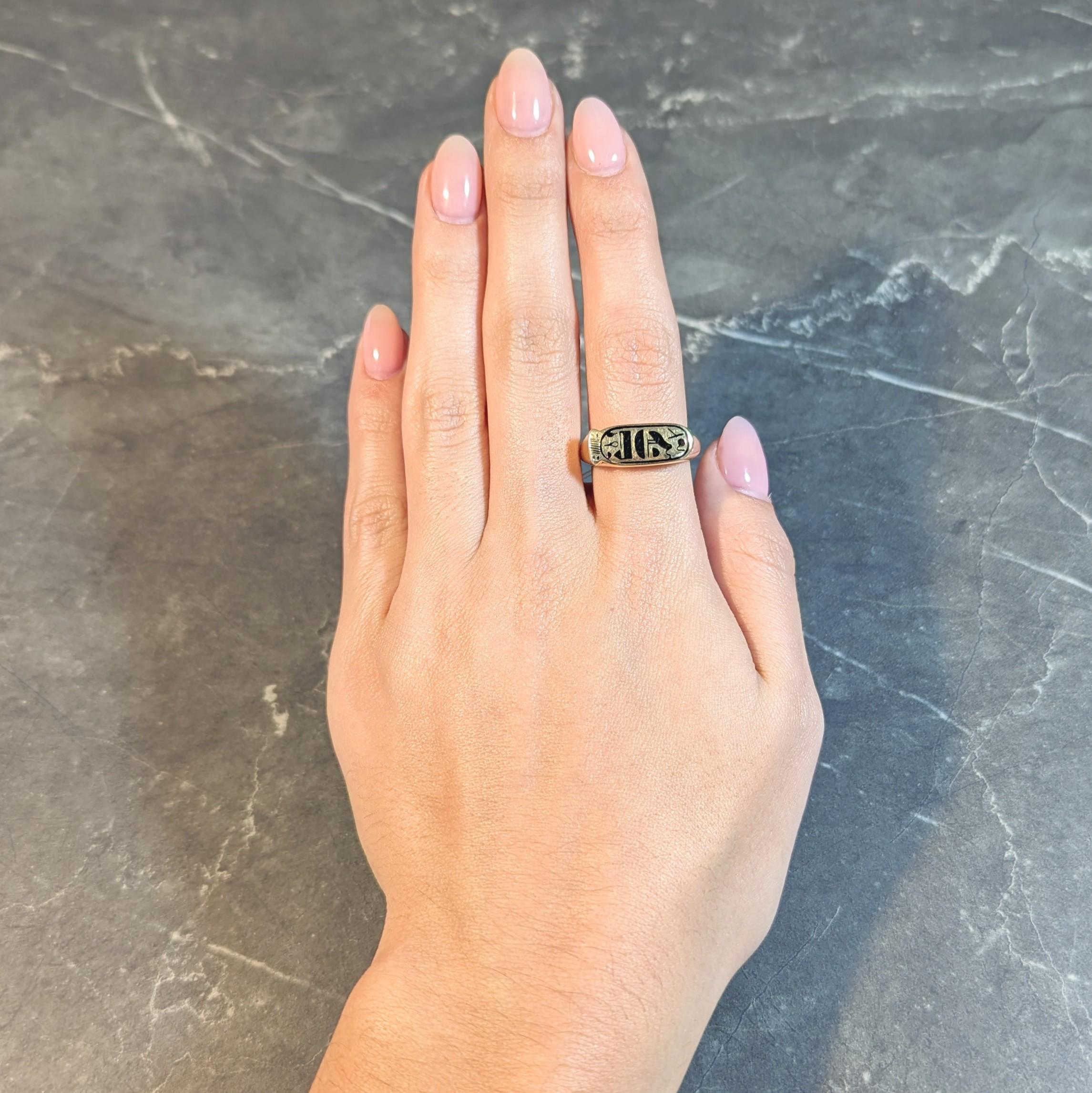 Bague de chevalière contemporaine en émail et or jaune 14 carats avec cartouche Revive égyptienne en vente 8