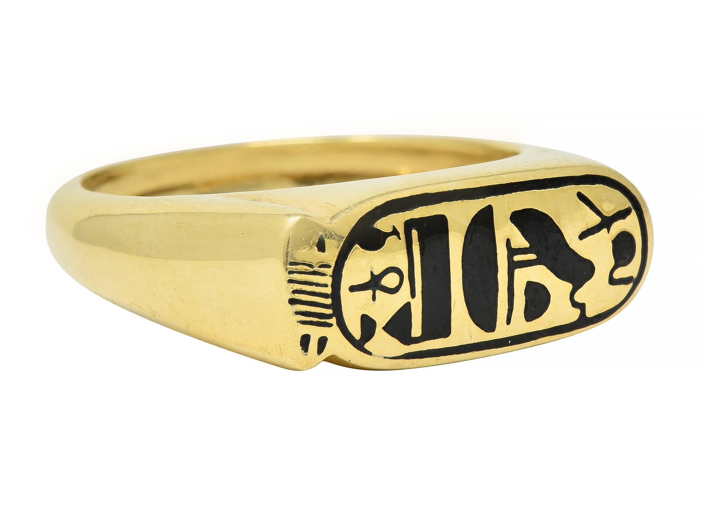 Néo-égyptien Bague de chevalière contemporaine en émail et or jaune 14 carats avec cartouche Revive égyptienne en vente