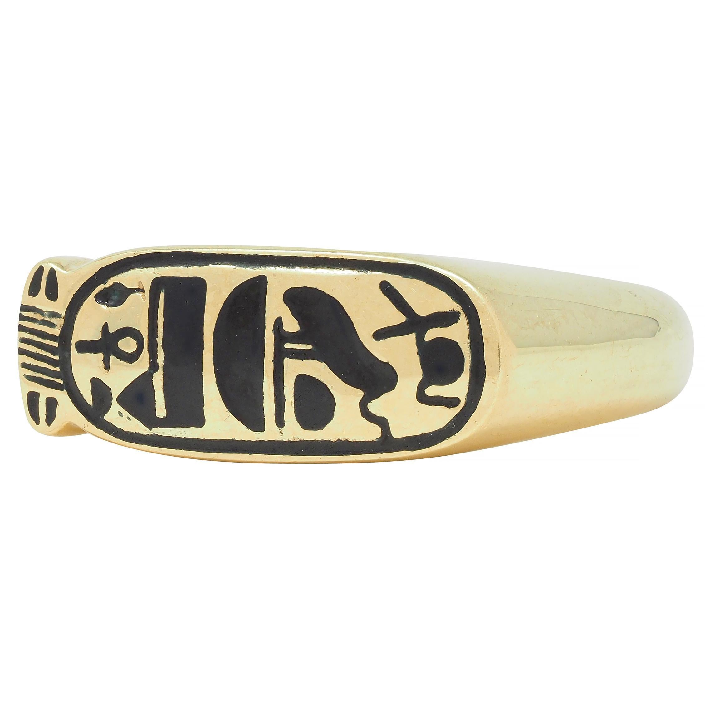 Anello con cartello a cartiglio egiziano in oro giallo 14 carati con smalto contemporaneo in vendita 1