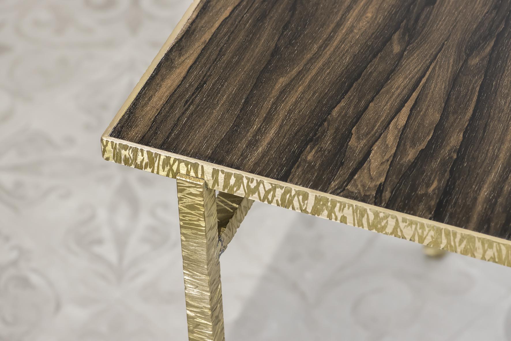 Contemporary End Table in Ziricote and Brass, Hammered Collection In New Condition For Sale In Mareil-Marly, Yvelines