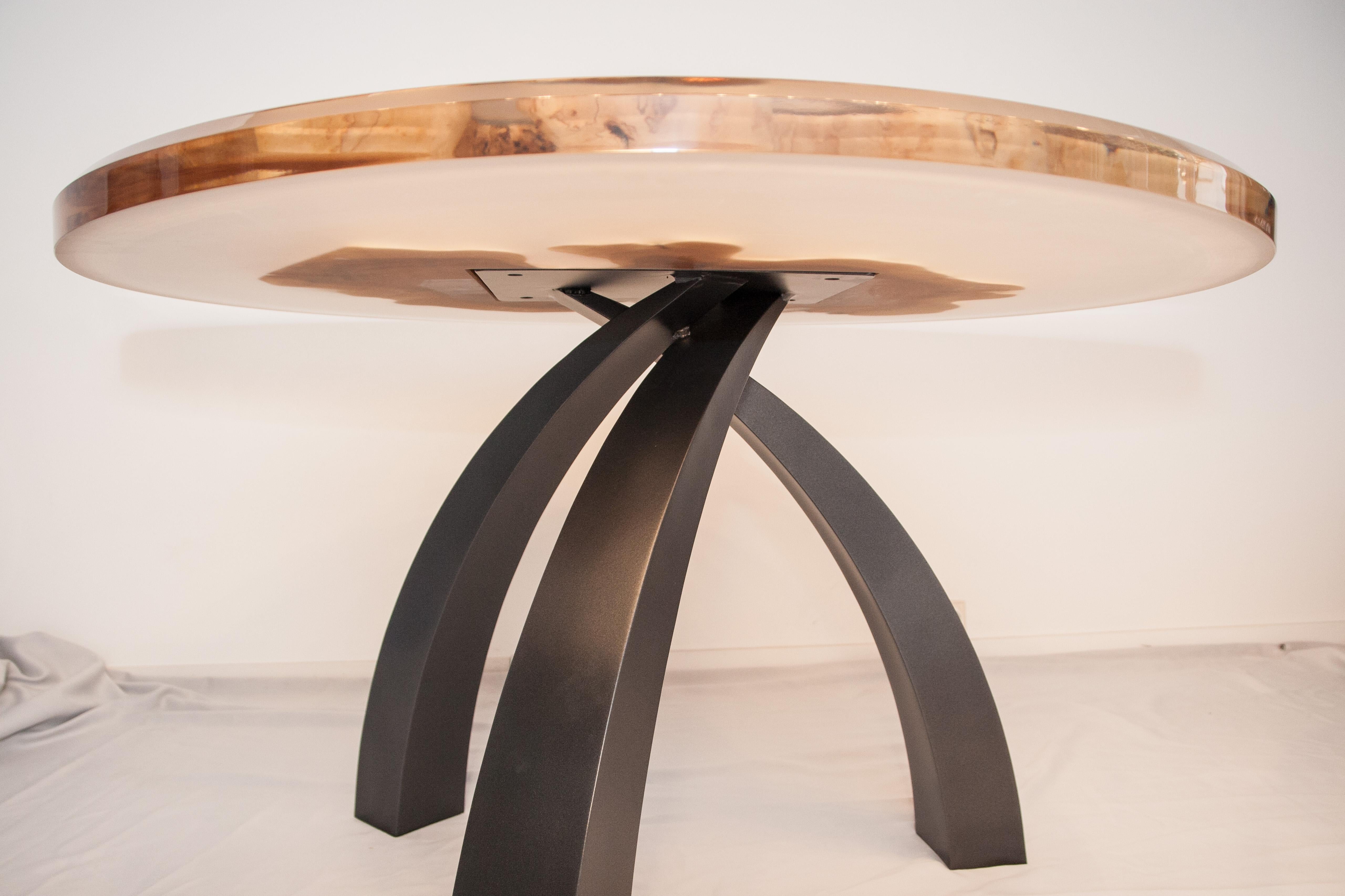 For this unique contemporary piece, the designer chose a magnificent slice of centuries-old olive tree trunk (estimated at 300 years), originating in Apulia, which he enhanced by embedding it into a translucent epoxy resin. Then, he added his