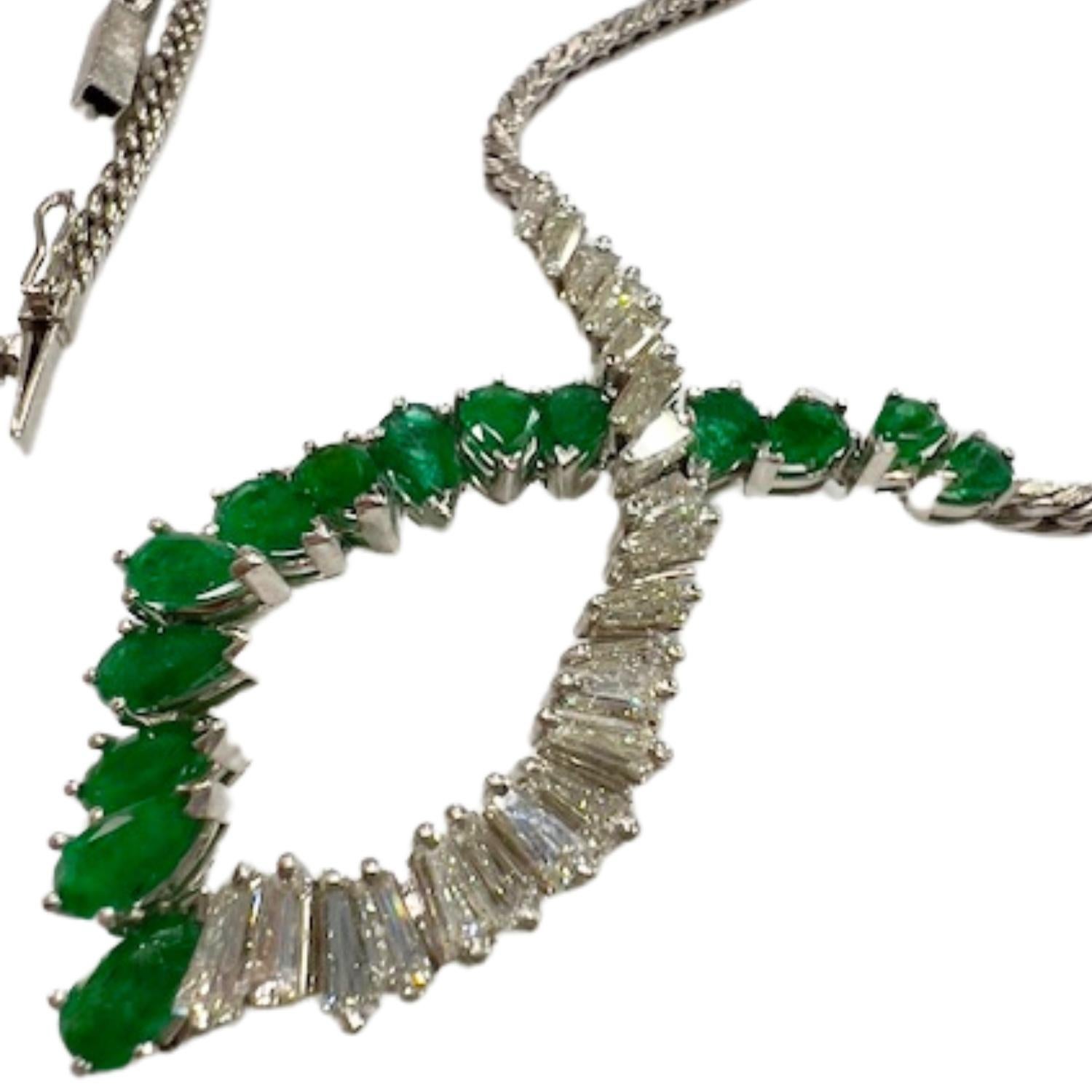 Taille poire AM Contemporary  4,90 ct d'émeraudes et 3,80 ct de diamants  Collier en or en vente