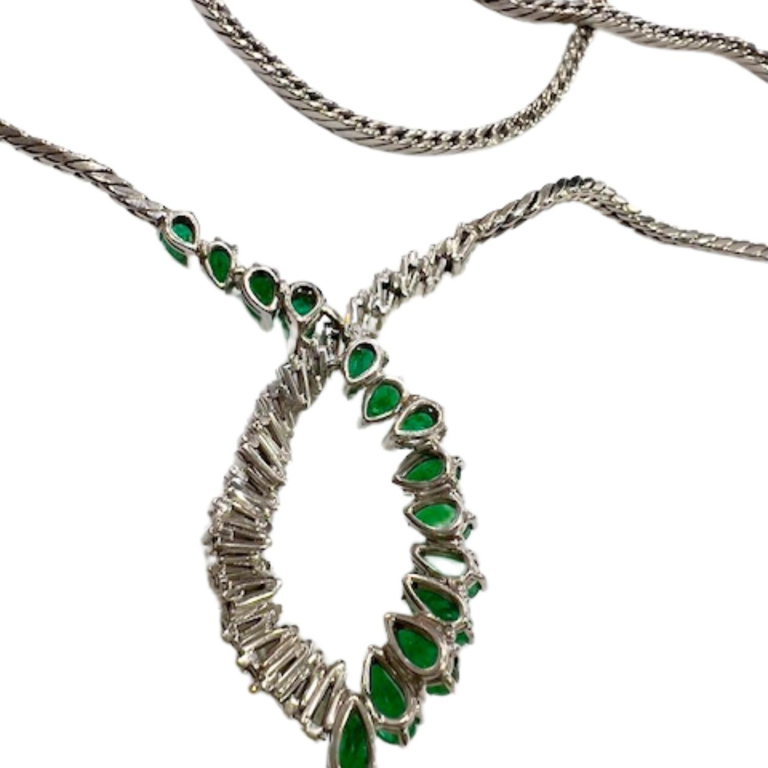 AM Contemporary  4,90 ct d'émeraudes et 3,80 ct de diamants  Collier en or Excellent état - En vente à MADRID, ES