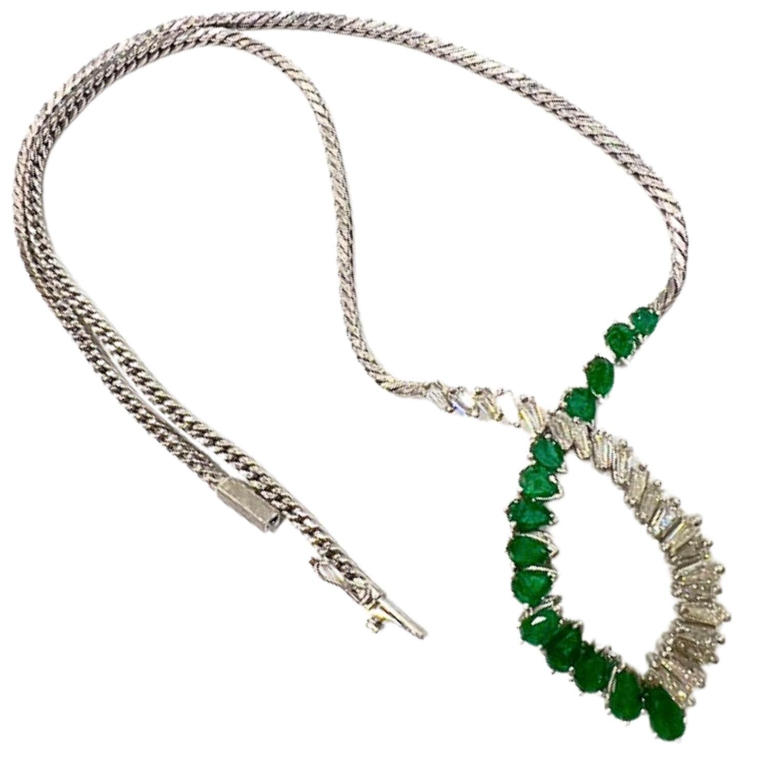 AM Contemporary  4,90 ct d'émeraudes et 3,80 ct de diamants  Collier en or en vente