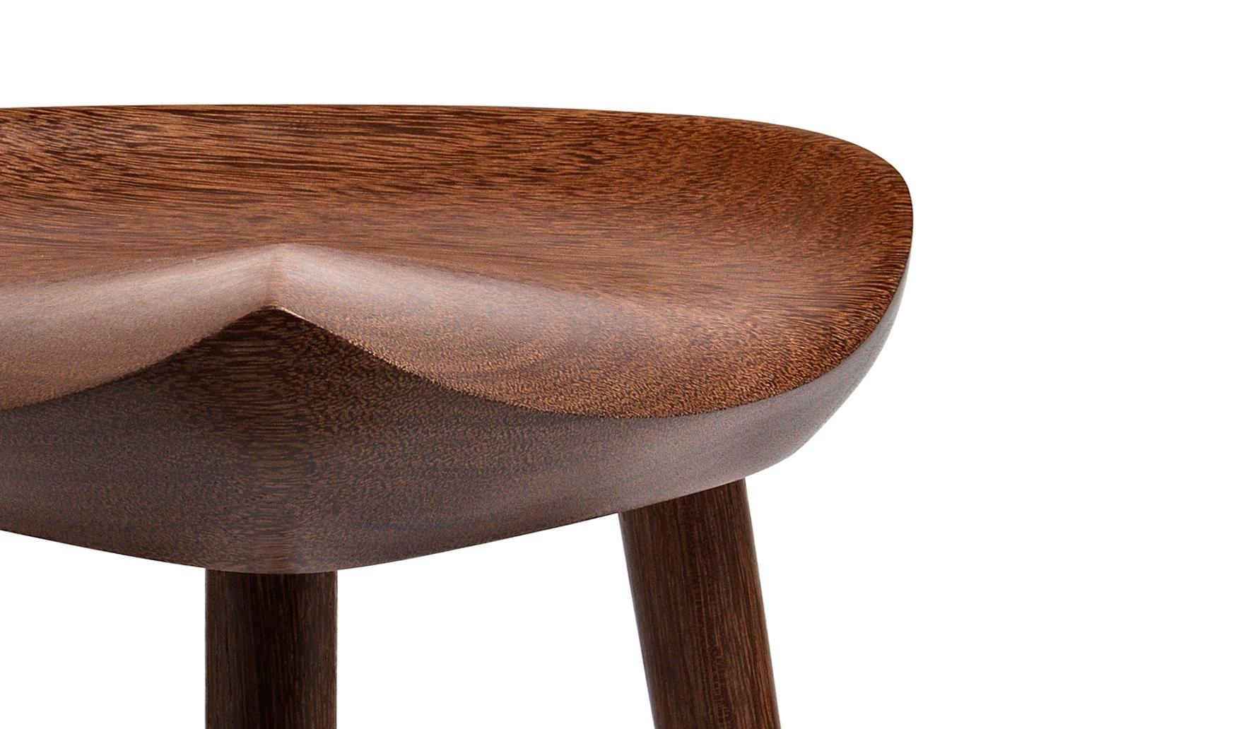 Zeitgenössischer Hocker aus brasilianischem Hartholz, handgeschnitzt vom Künstler Ricardo Graham Ferreira. Diese einzigartigen Möbelstücke sind aus exquisiten tropischen Holzarten gefertigt.

Dieser einzigartige Sattelhocker hat ein perfektes