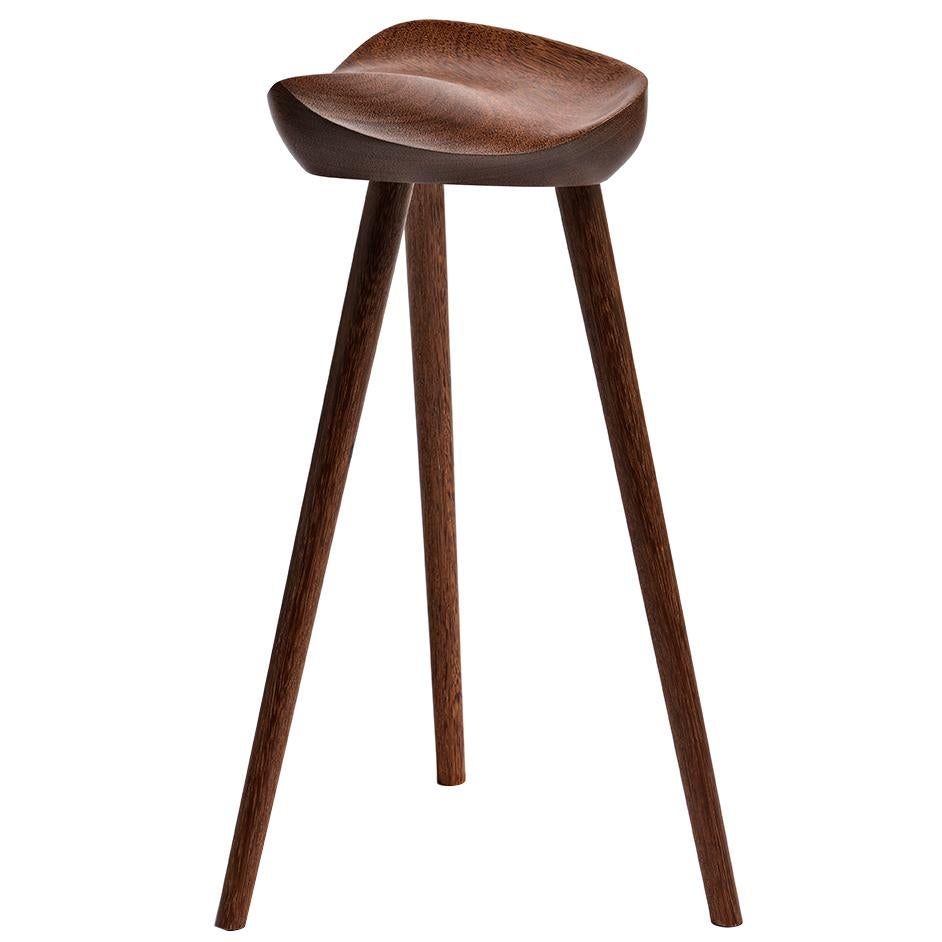 Tabouret contemporain en bois dur brésilien sculpté à la main par l'artiste ébéniste Ricardo Graham Ferreira. Ces meubles uniques sont fabriqués dans des essences de bois tropicales exquises.

Ce tabouret de selle unique a un design ergonomique