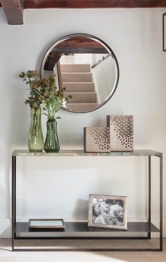 Petite console Eros faite sur mesure en marbre et bronze clair revêtue de poudre