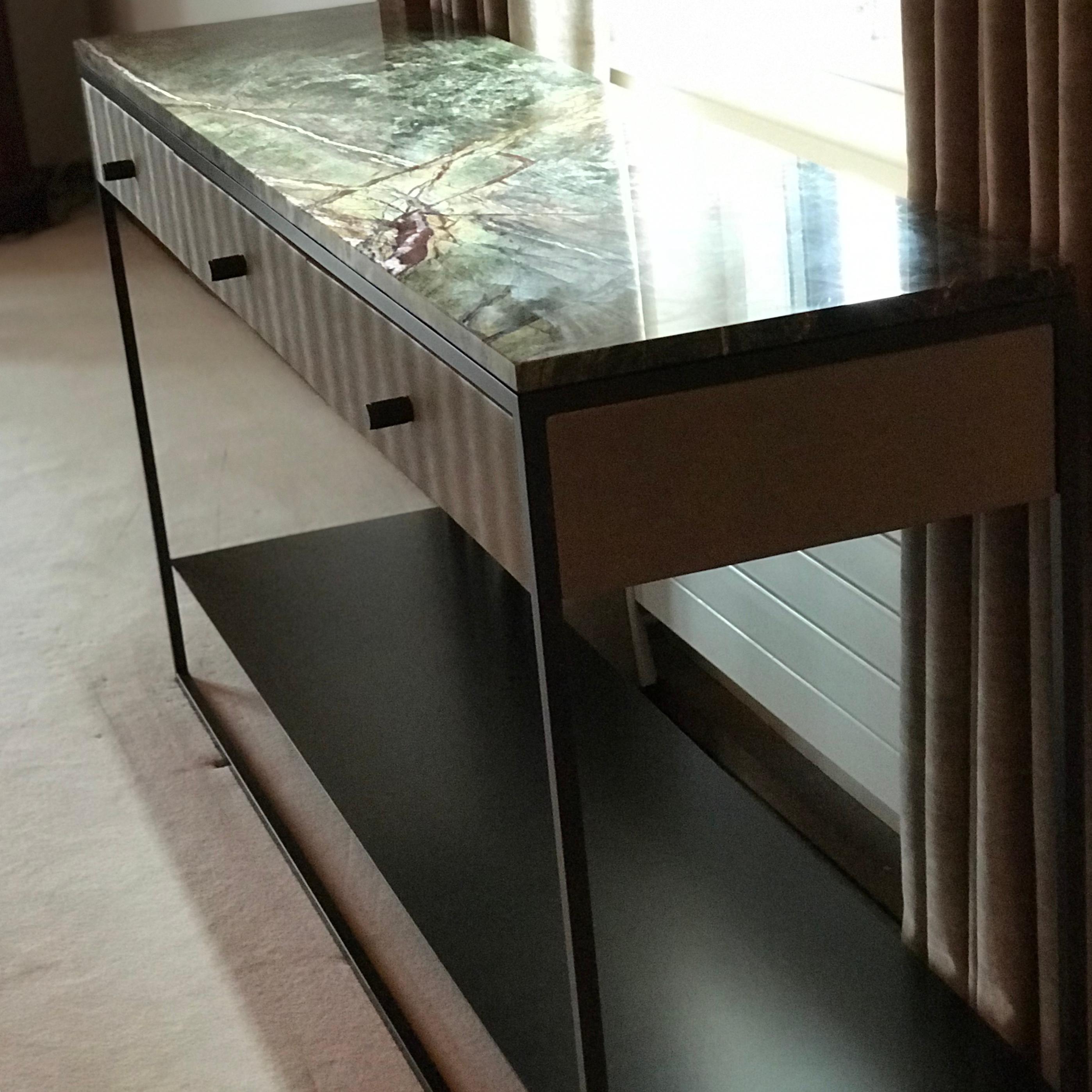 Console contemporaine Éros avec tiroirs en marbre et acier poudré en vente 3