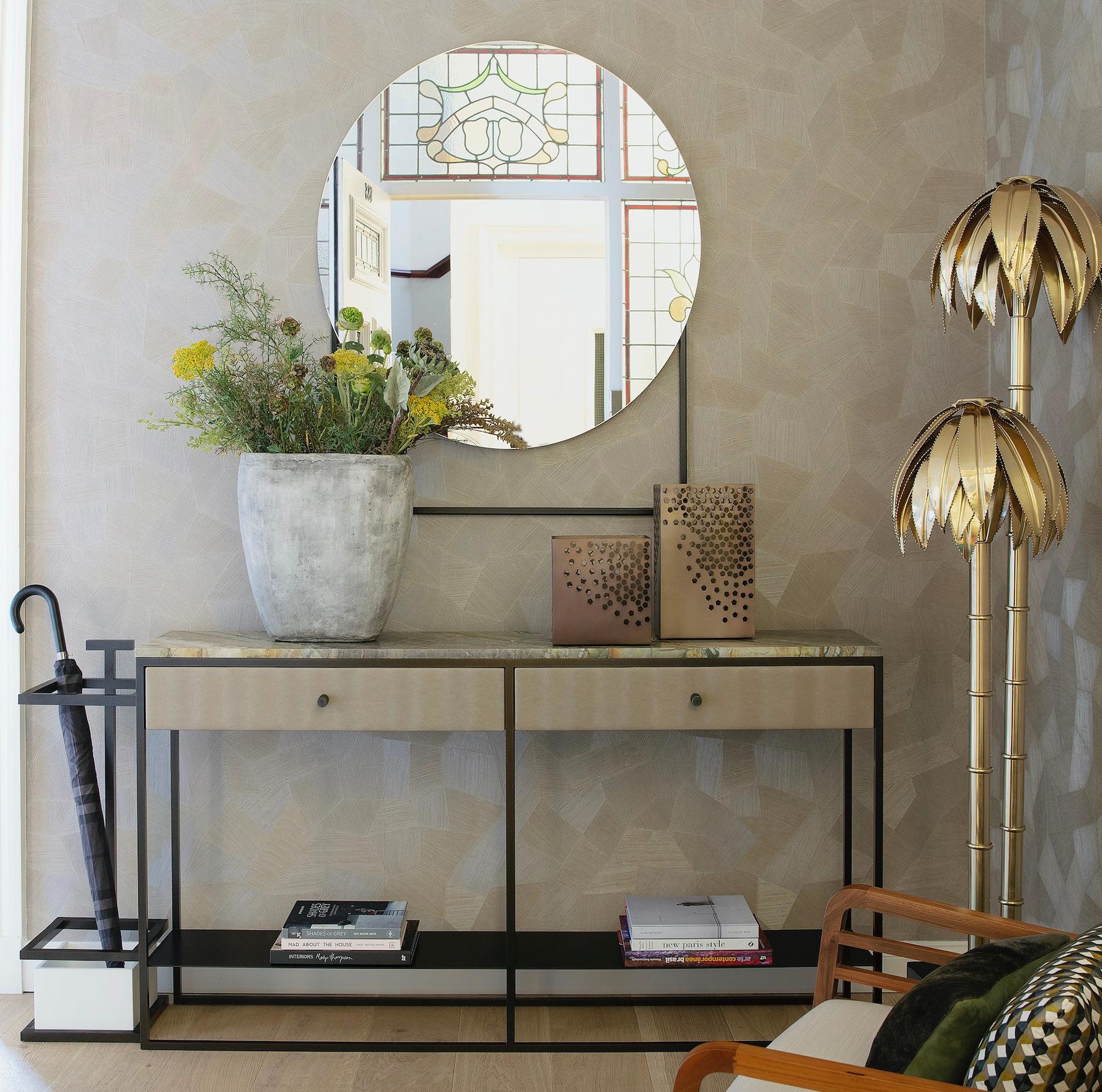 Introducing the Eros Console - the perfect addition to elevate your home's entrance or hallway to new heights of sophistication. Boasting a bold steel frame and sleek, refined design, this console is sure to catch the eye of anyone who passes by.