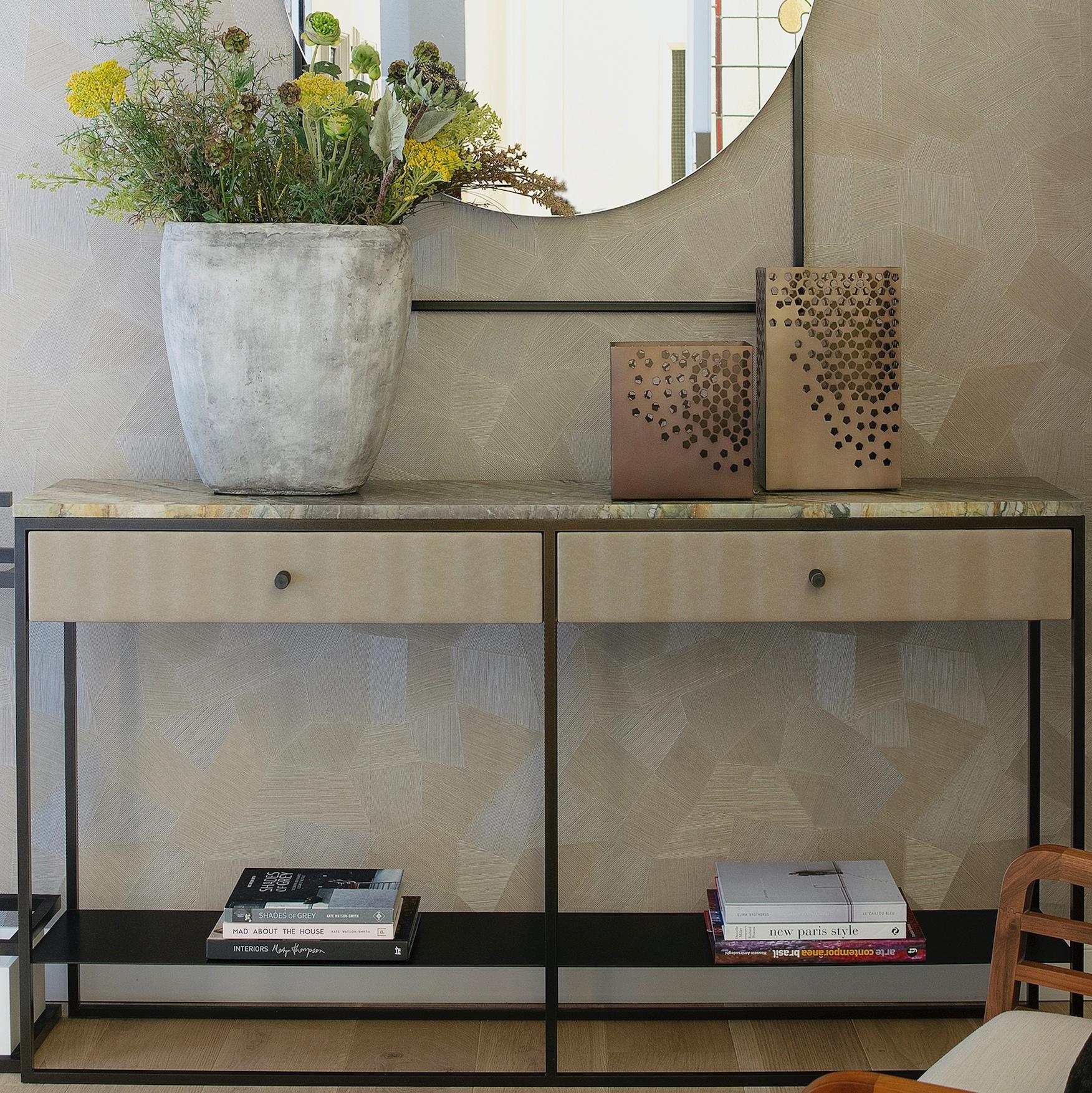 Acier Console contemporaine Éros avec tiroirs en marbre et acier poudré en vente