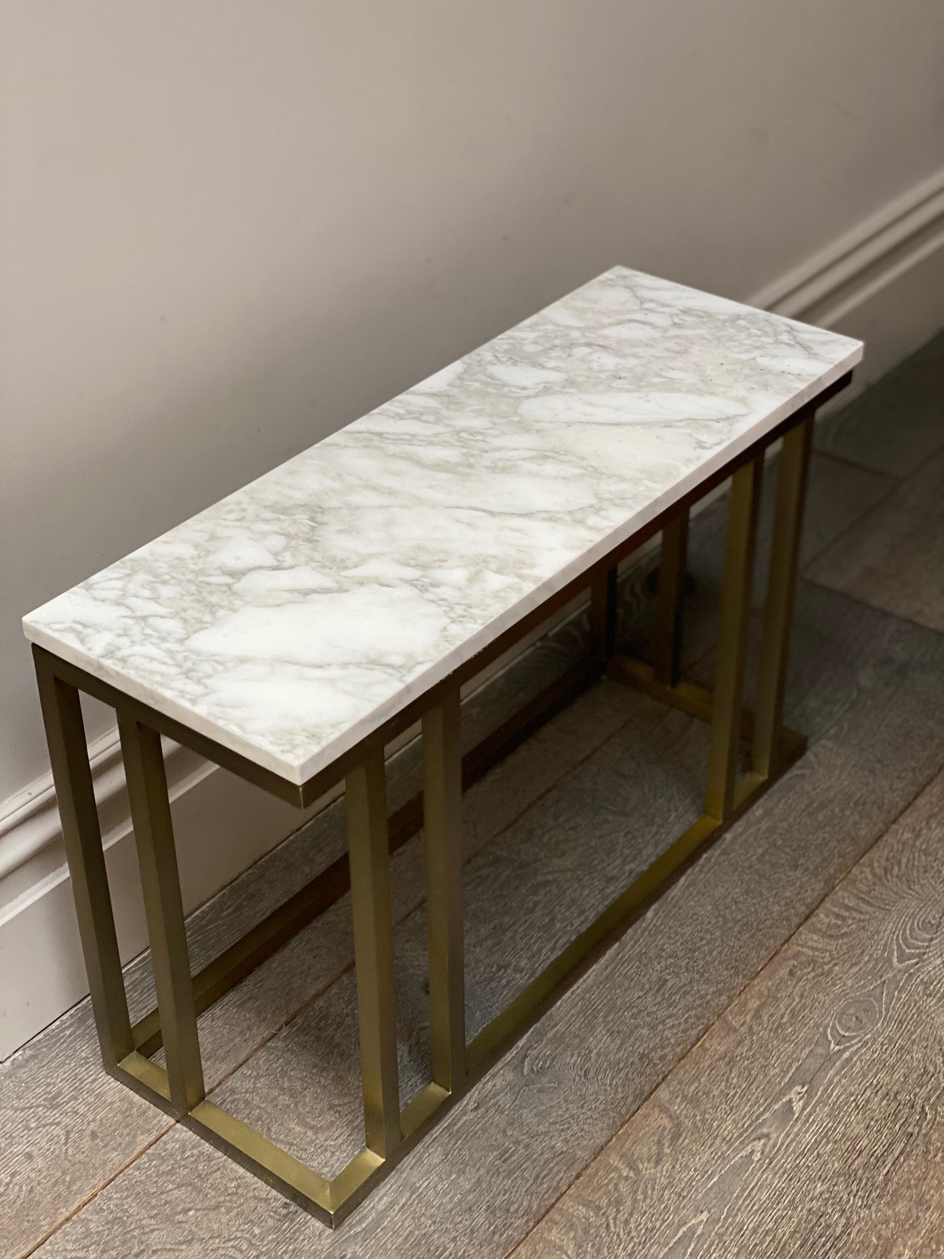 Contemporary Elio Side Table in Arabescato Marble and Antique Brass Finish For Sale 3