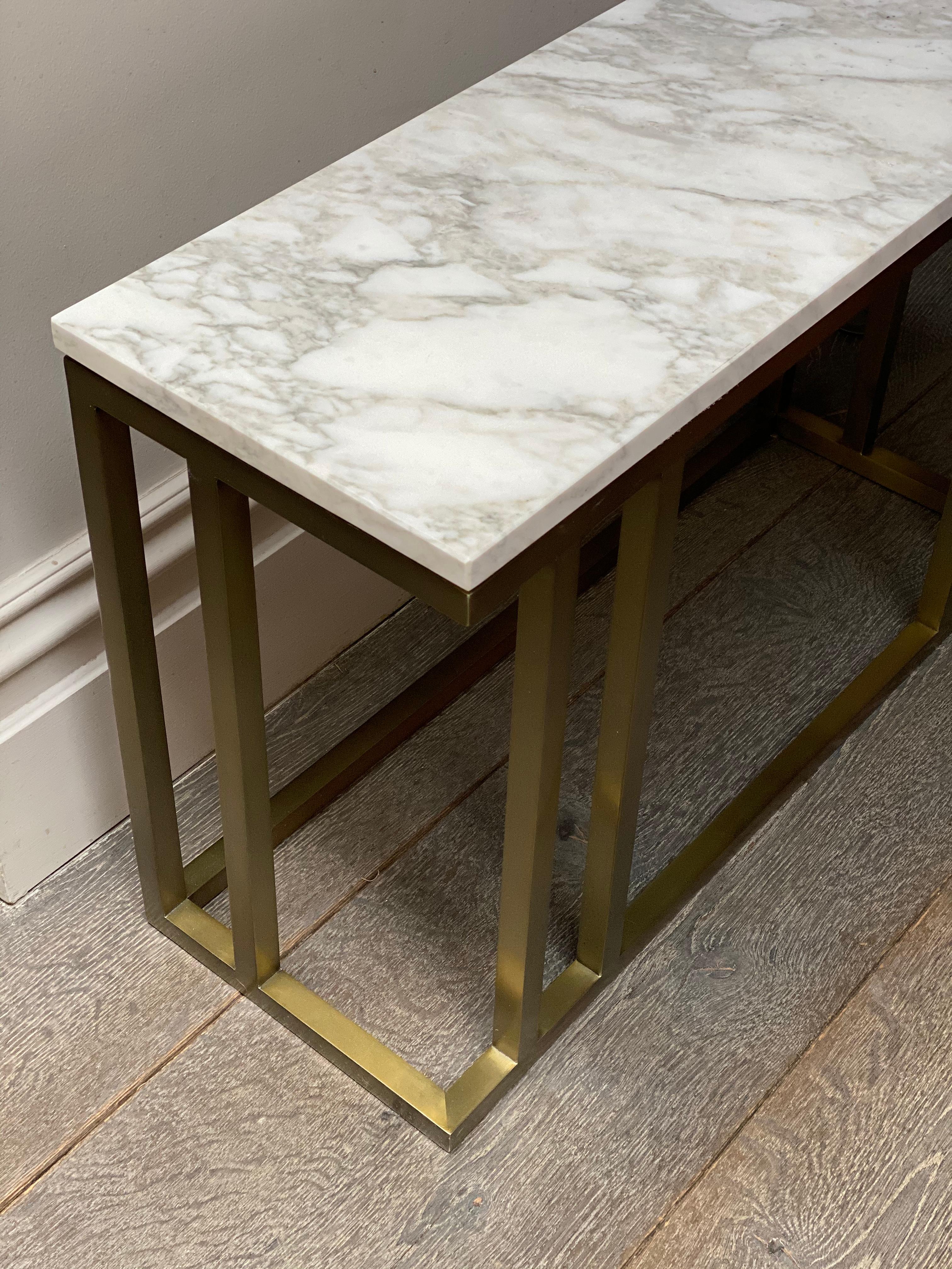 Table d'appoint contemporaine Elio en marbre Arabescato et finition en laiton antique en vente 3