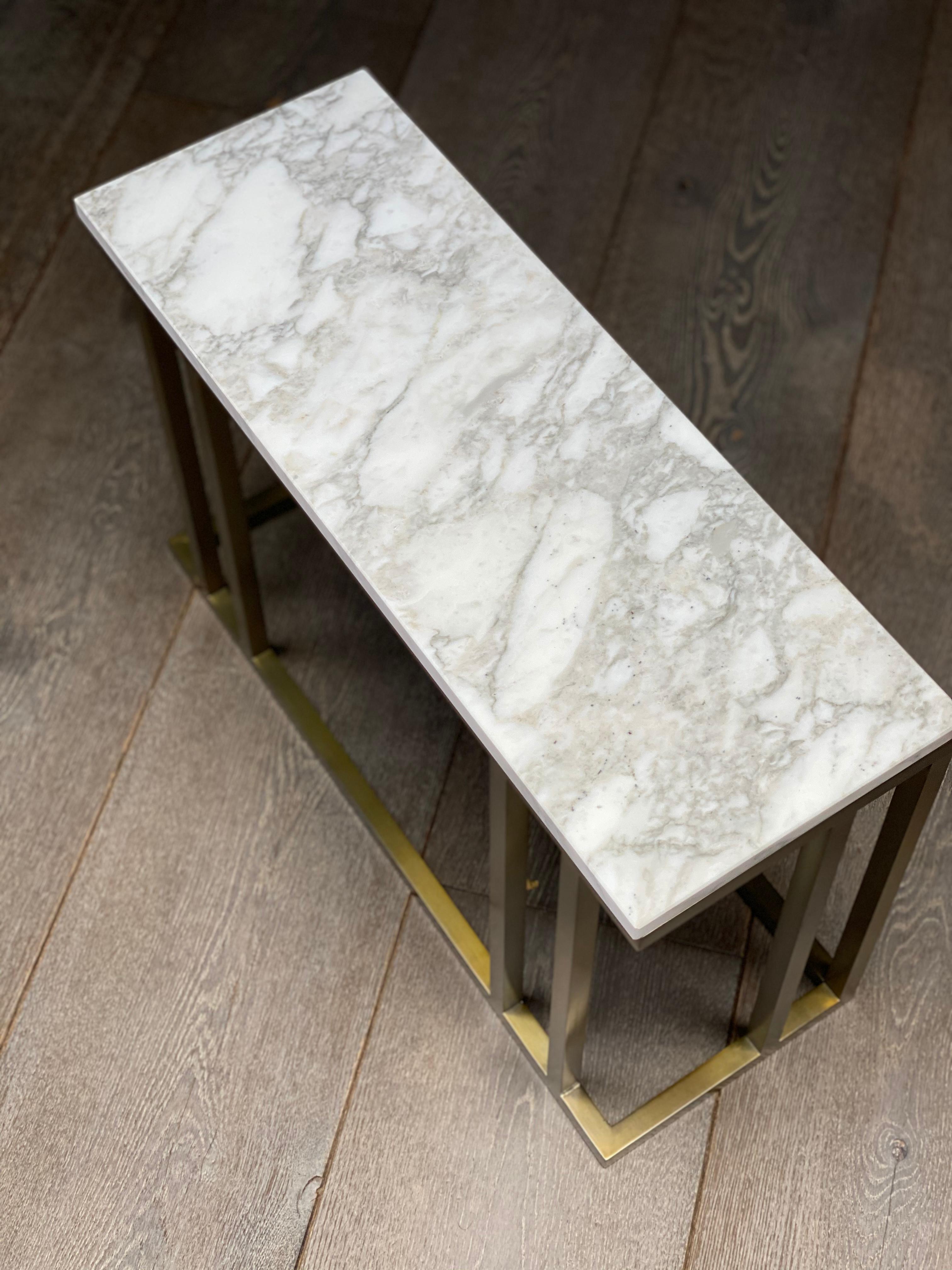 Table d'appoint contemporaine Elio en marbre Arabescato et finition en laiton antique en vente 6