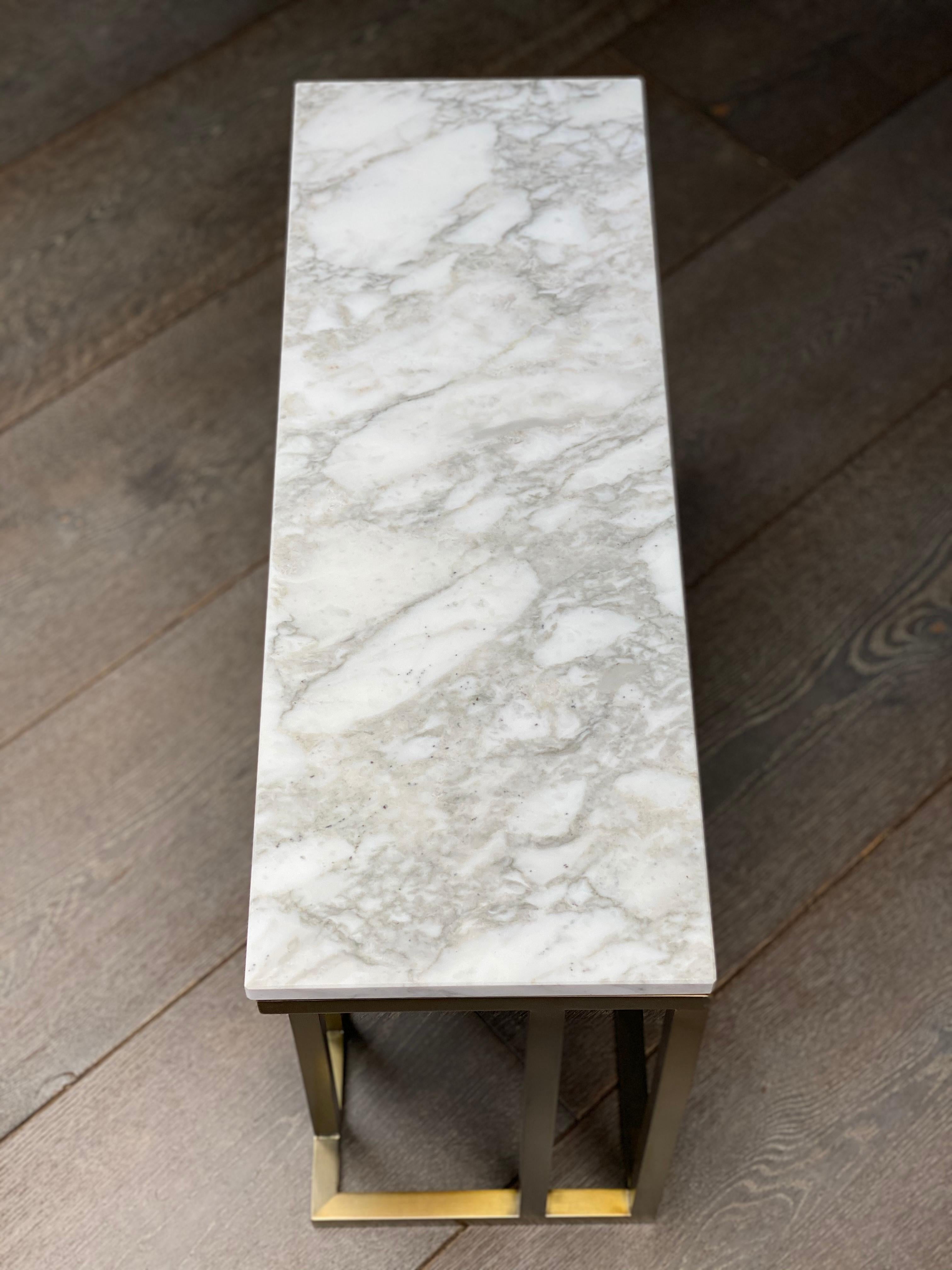 Table d'appoint contemporaine Elio en marbre Arabescato et finition en laiton antique en vente 7