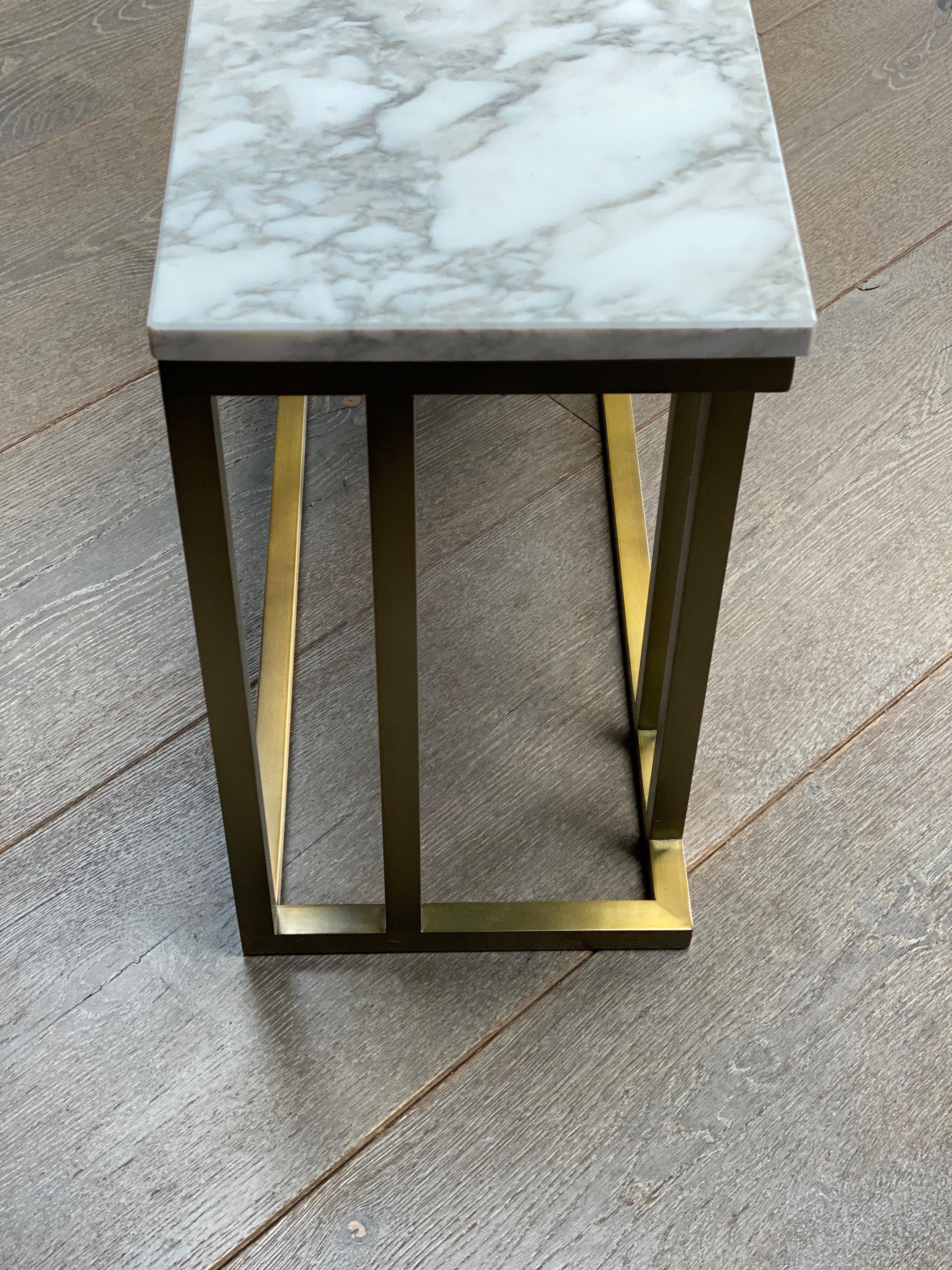 Contemporary Elio Side Table in Arabescato Marble and Antique Brass Finish For Sale 9