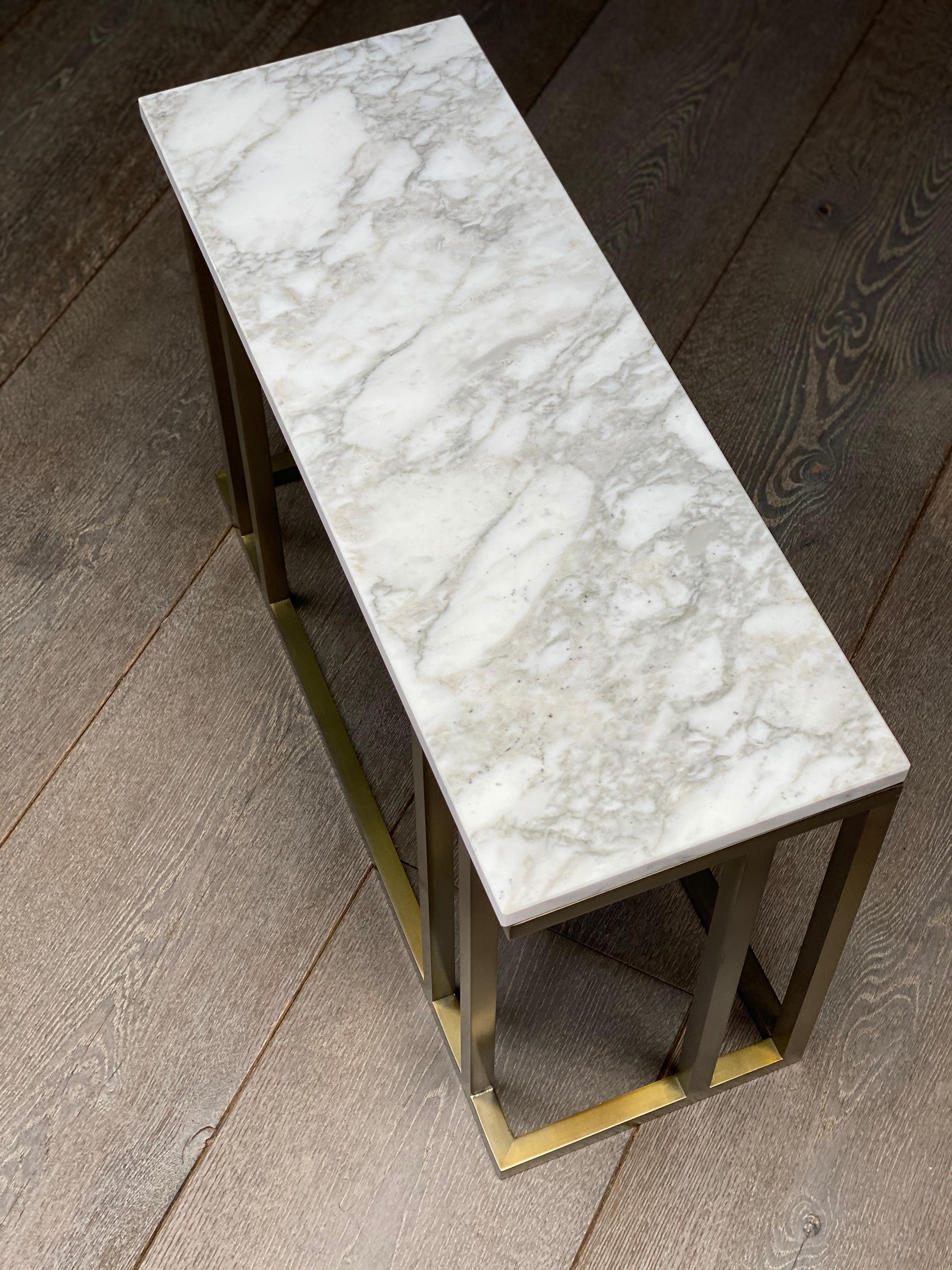 Table d'appoint contemporaine Elio en marbre Arabescato et finition en laiton antique Neuf - En vente à London, GB