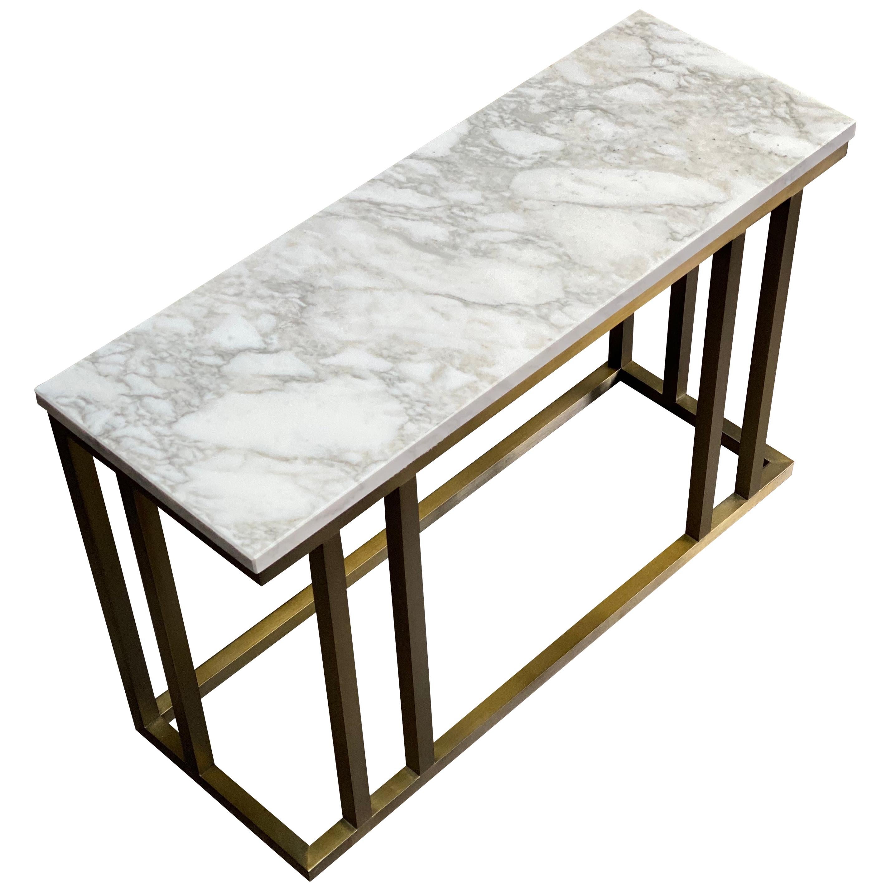 Table d'appoint contemporaine Elio en marbre Arabescato et finition en laiton antique