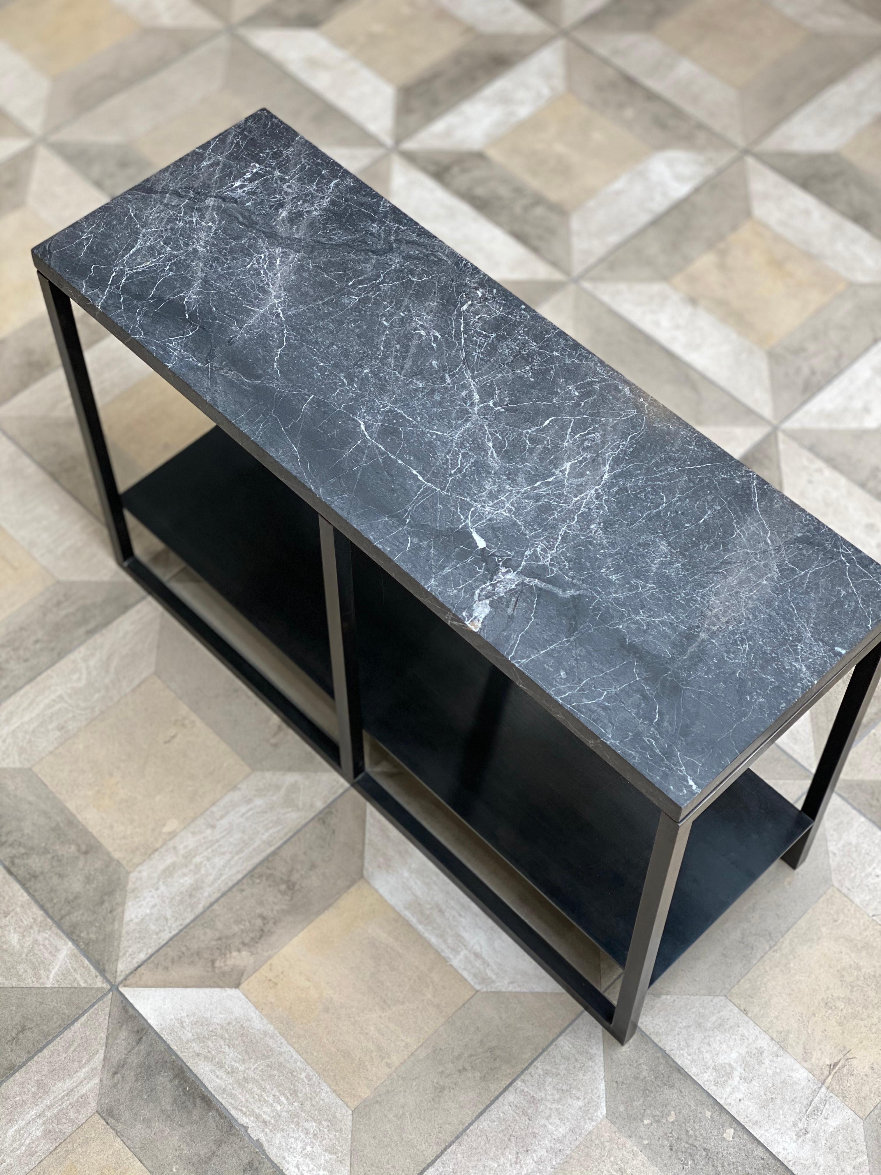 Moderne Table d'appoint contemporaine Eros en marbre Nero et acier noirci en vente