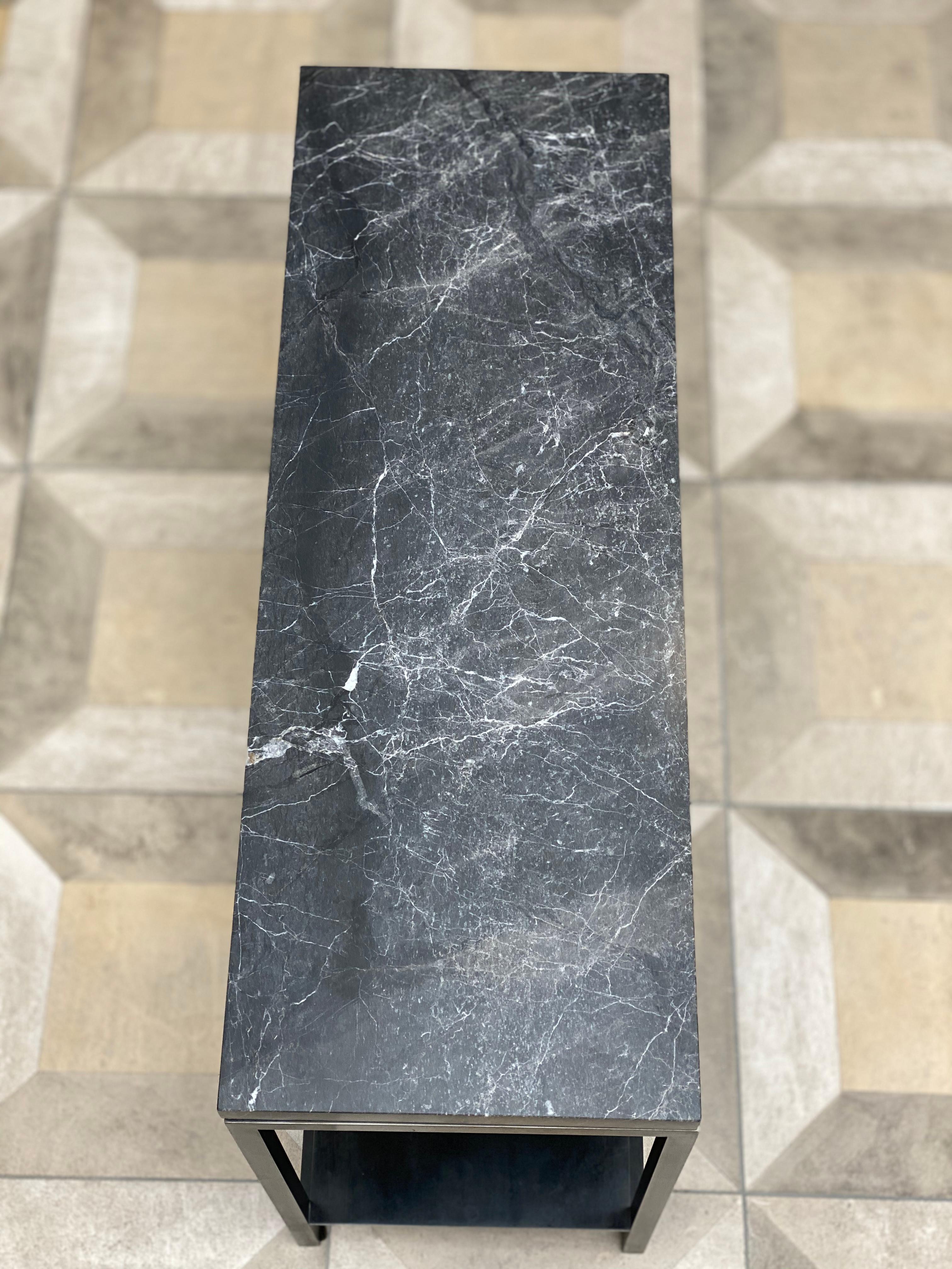 Acier Table d'appoint contemporaine Eros en marbre Nero et acier noirci en vente