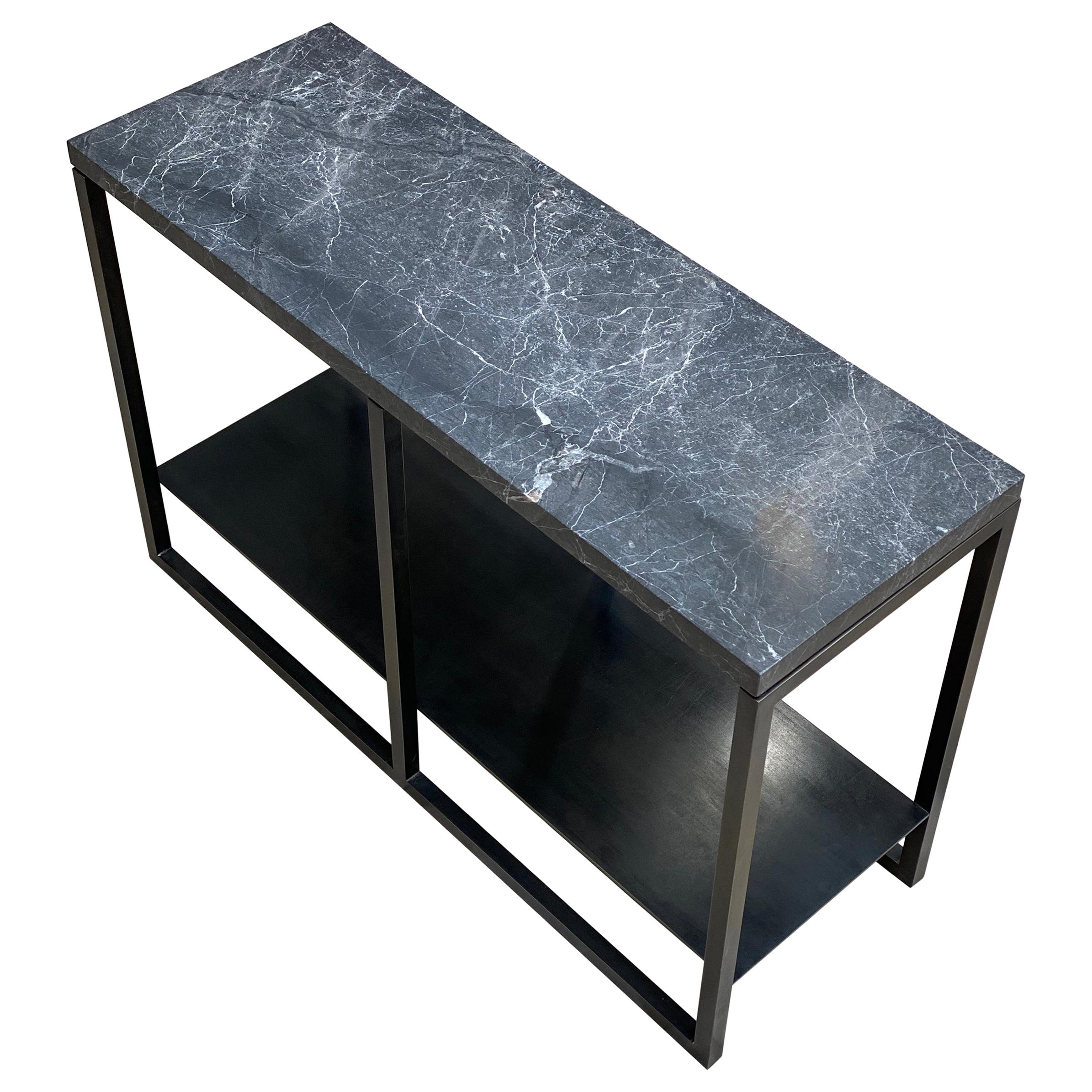 Table d'appoint contemporaine Eros en marbre Nero et acier noirci en vente