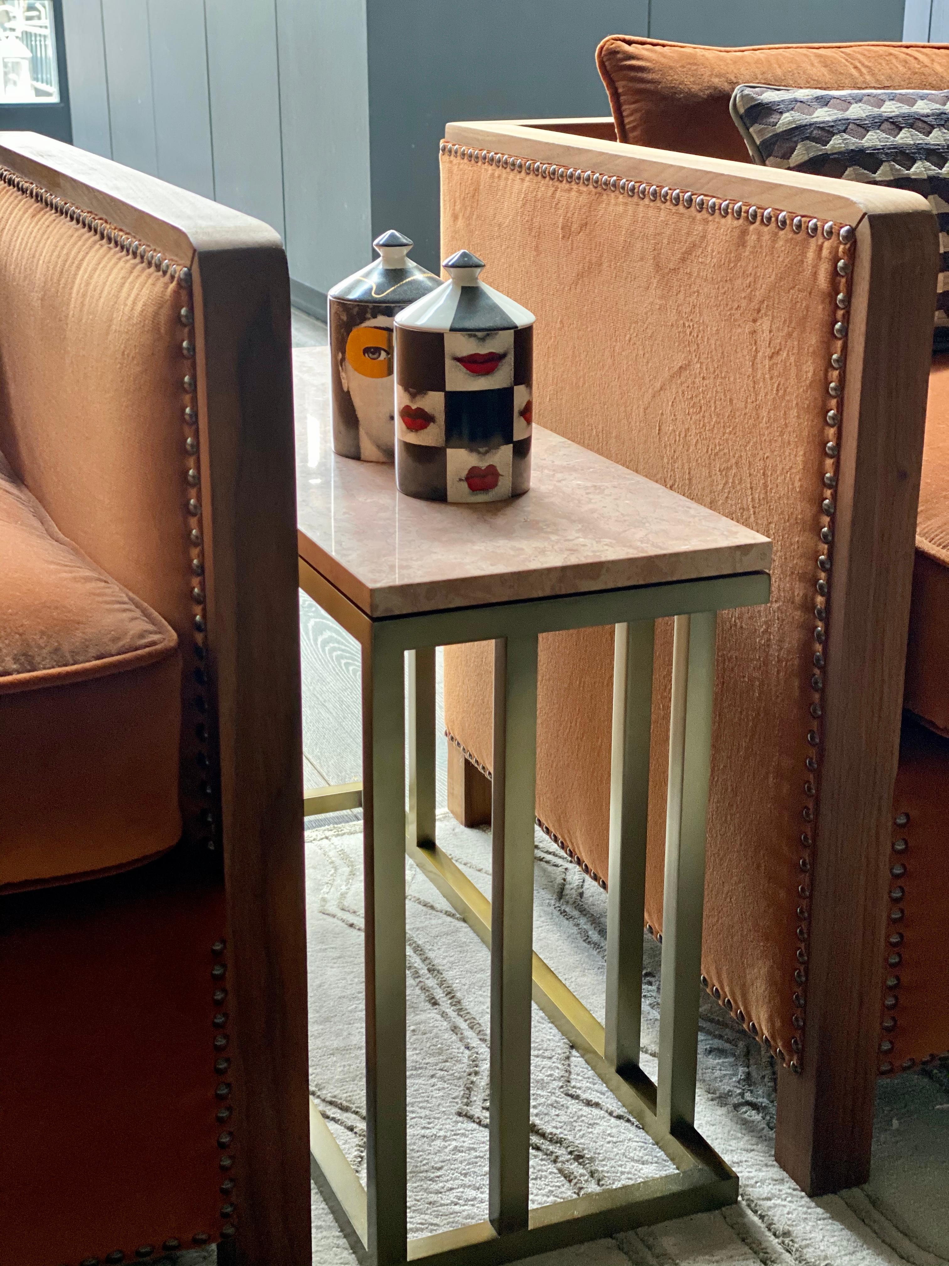 Britannique Table d'appoint contemporaine ELIO en marbre rose et finition en laiton antique en vente