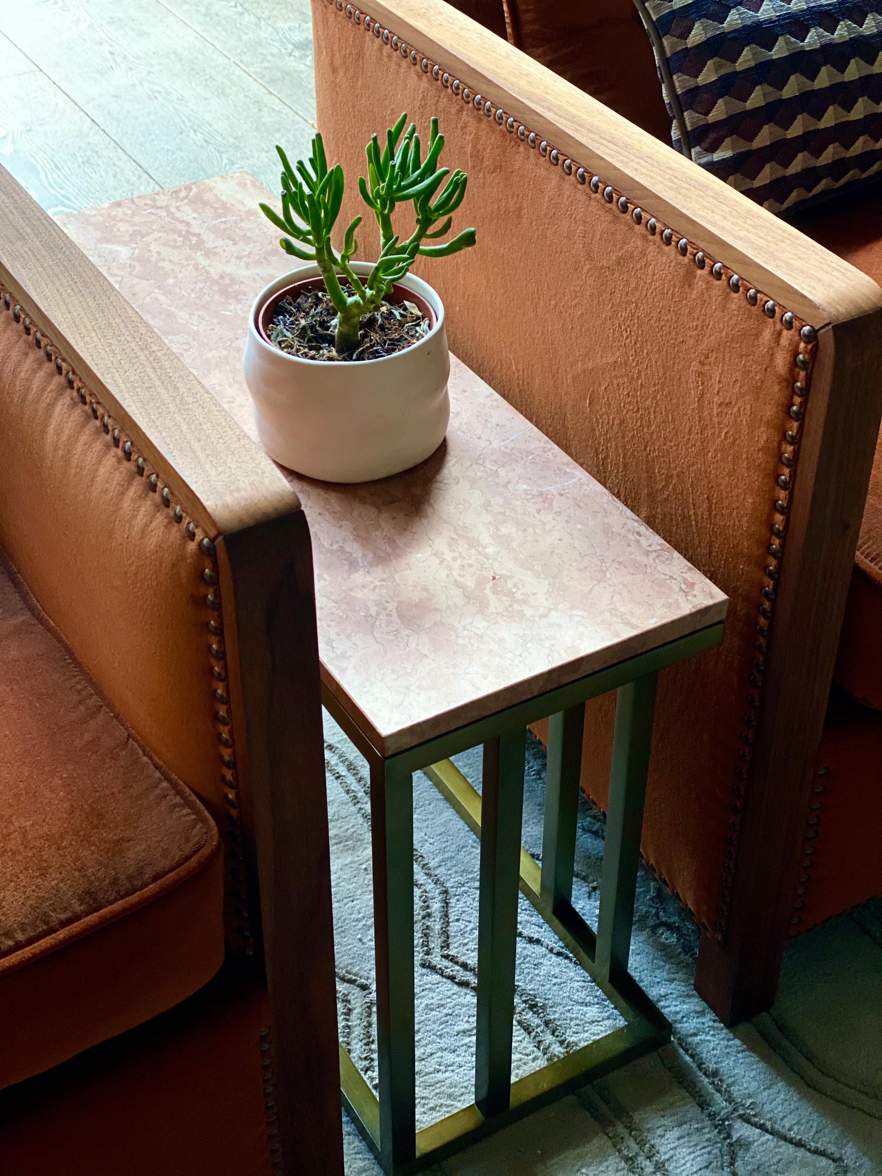 Table d'appoint contemporaine ELIO en marbre rose et finition en laiton antique en vente 1