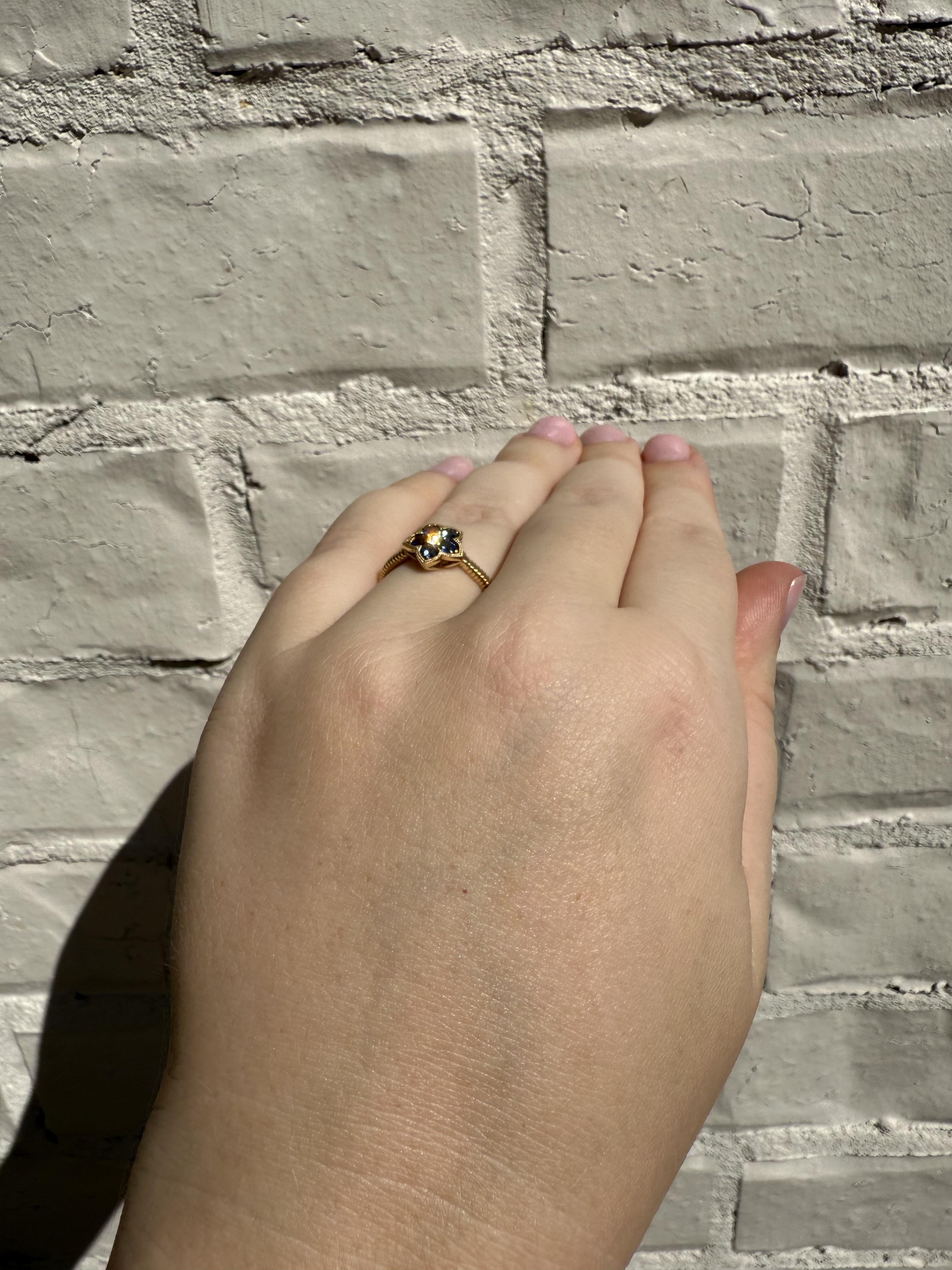 Taglio rotondo Anello di proprietà contemporaneo a forma di fiore con zaffiro e diamante in oro giallo 14K in vendita
