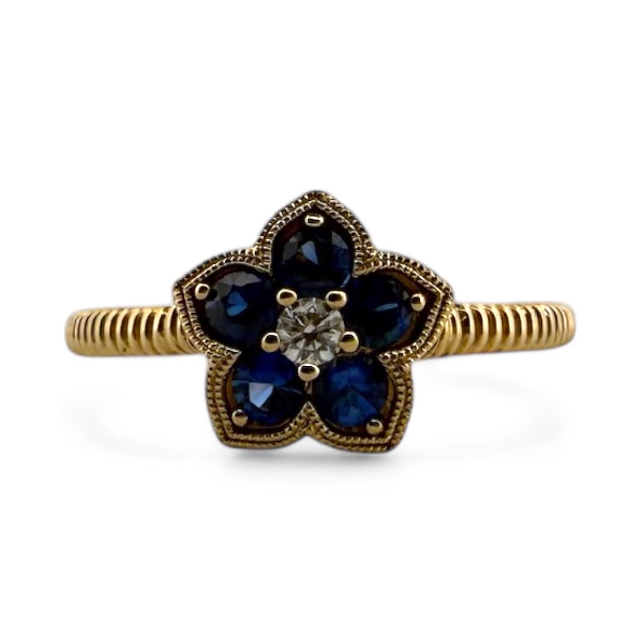 Donna Anello di proprietà contemporaneo a forma di fiore con zaffiro e diamante in oro giallo 14K in vendita