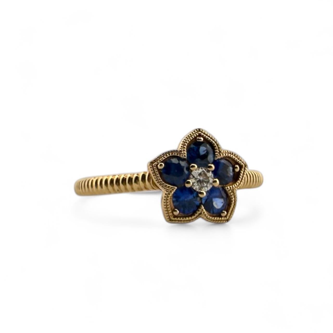 Anello di proprietà contemporaneo a forma di fiore con zaffiro e diamante in oro giallo 14K in vendita 1