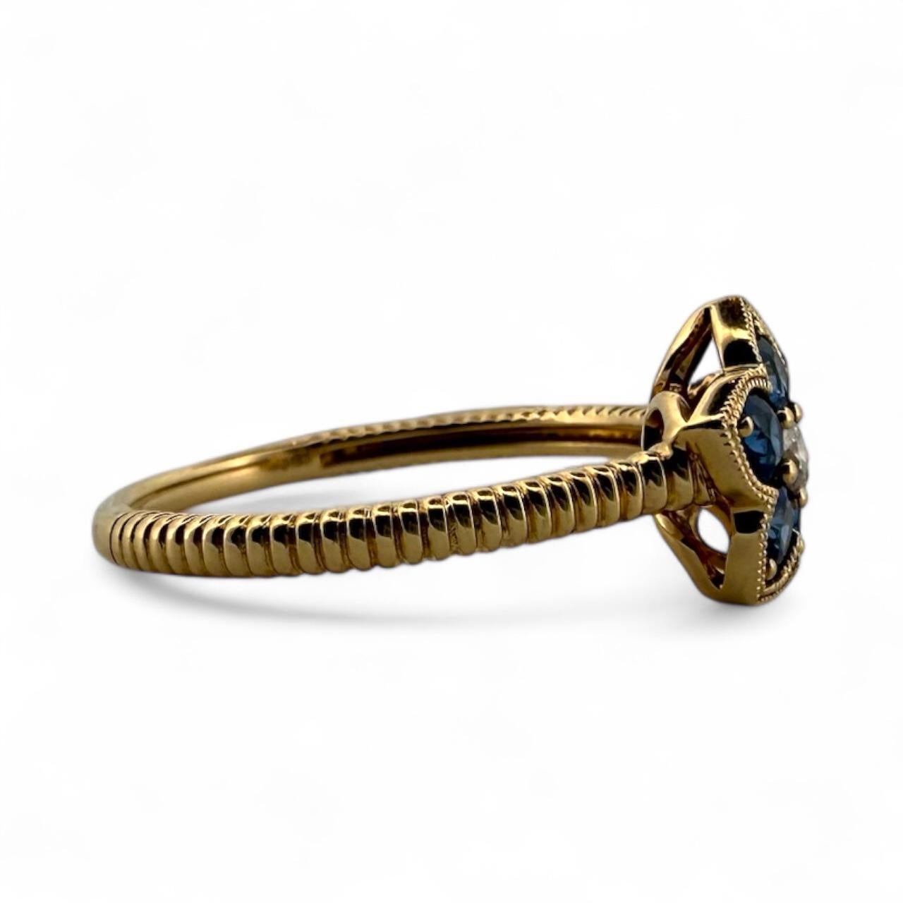Anello di proprietà contemporaneo a forma di fiore con zaffiro e diamante in oro giallo 14K in vendita 3
