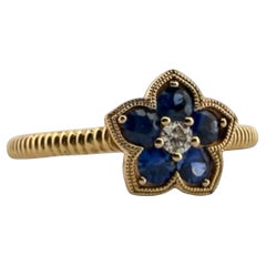 Anello di proprietà contemporaneo a forma di fiore con zaffiro e diamante in oro giallo 14K