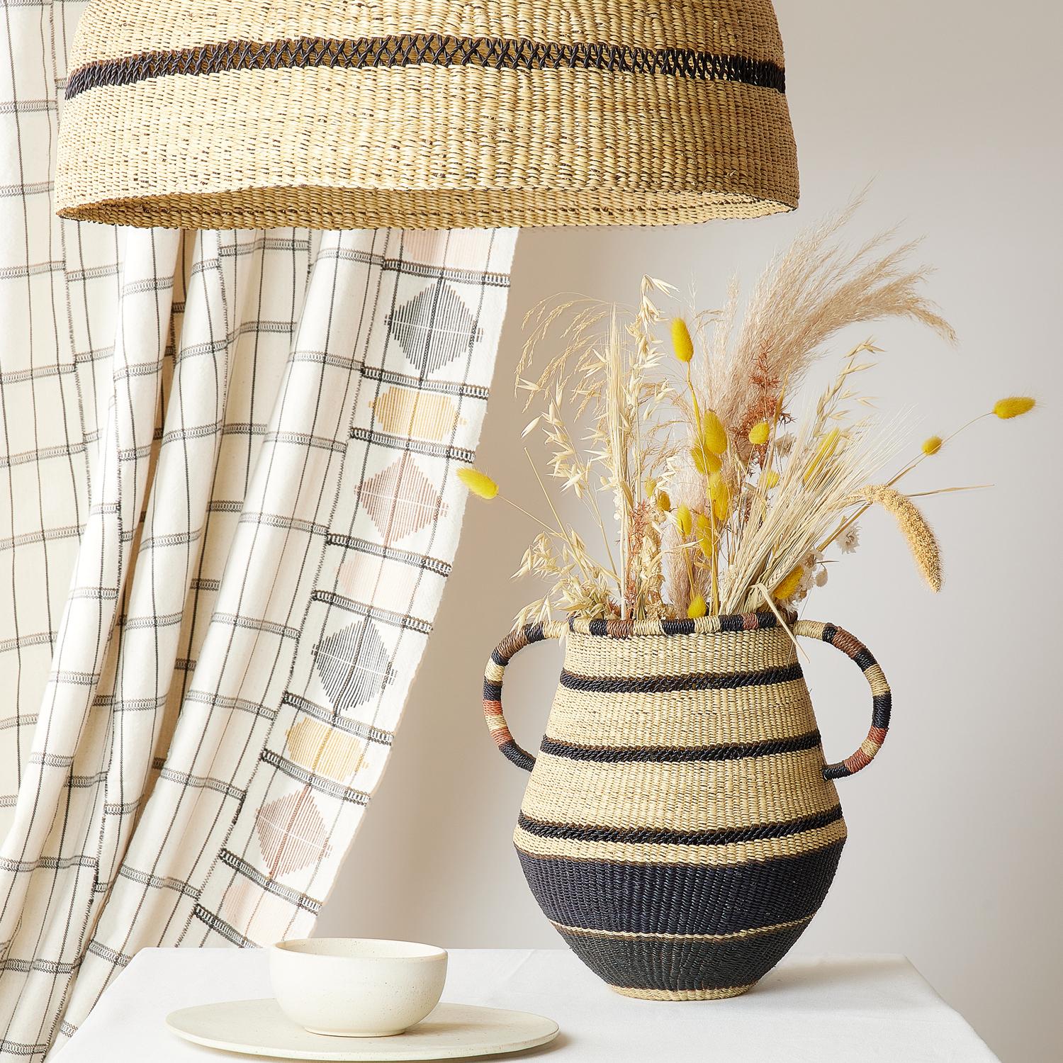 Woven pot Hand on Hip Large: 
A little woven perspective
Colour: Multicolour

Are you looking for a sculptural object for your mantelpiece? This Pot with it’s curvy shape and delicate weave will decorate your room beautifully (measuring