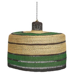 Grande lampe à suspension ethnique contemporaine tissée à la main en paille noire et verte